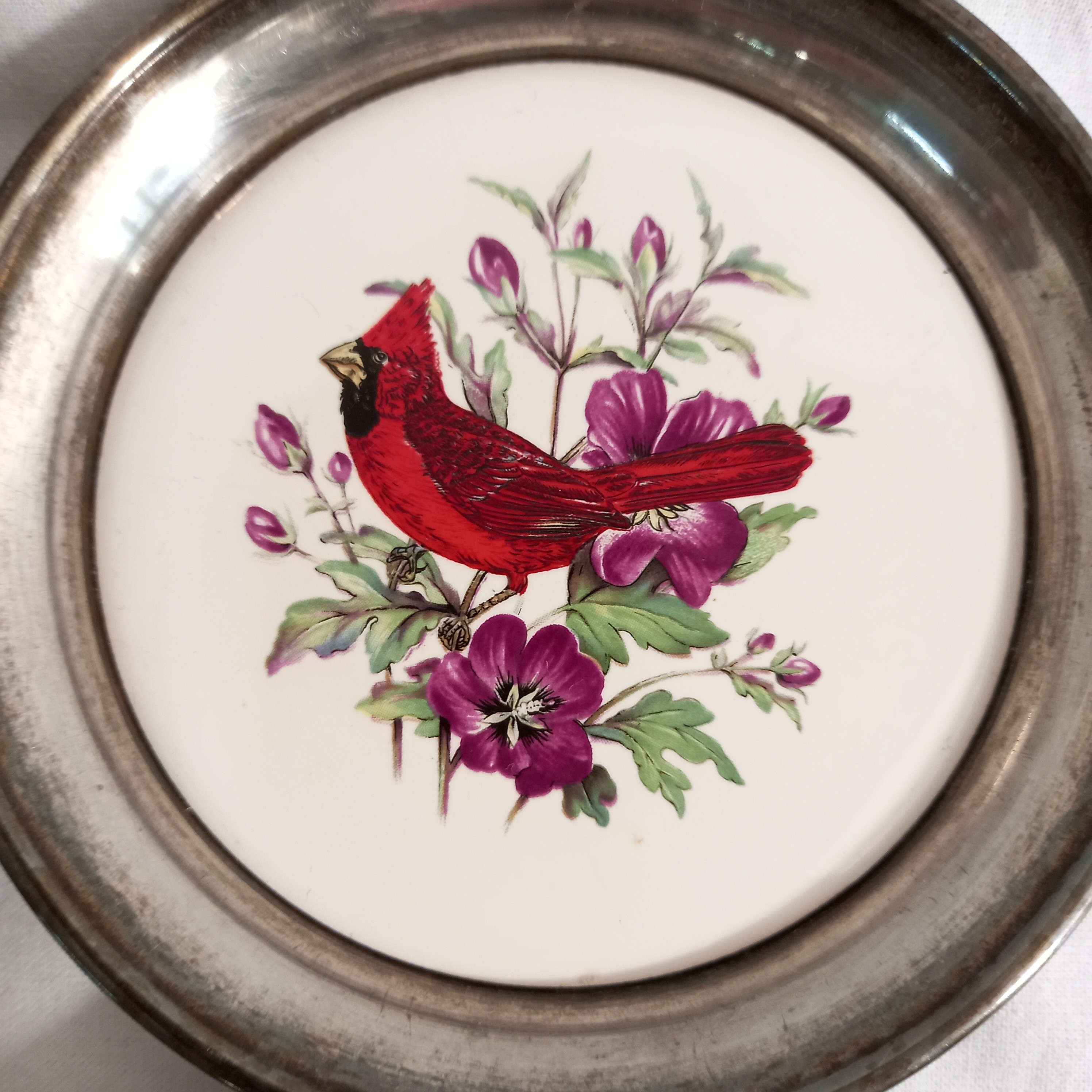 Voir photo 4 de Lot de quatre dessous vintage de verre ou de bouteille, en métal et céramique, avec des oiseaux pour motifs Lot de quatre dessous vintage de verre ou de bouteille, en métal et céramique, avec des oiseaux pour motifs Bon état reconditionné photo 4
