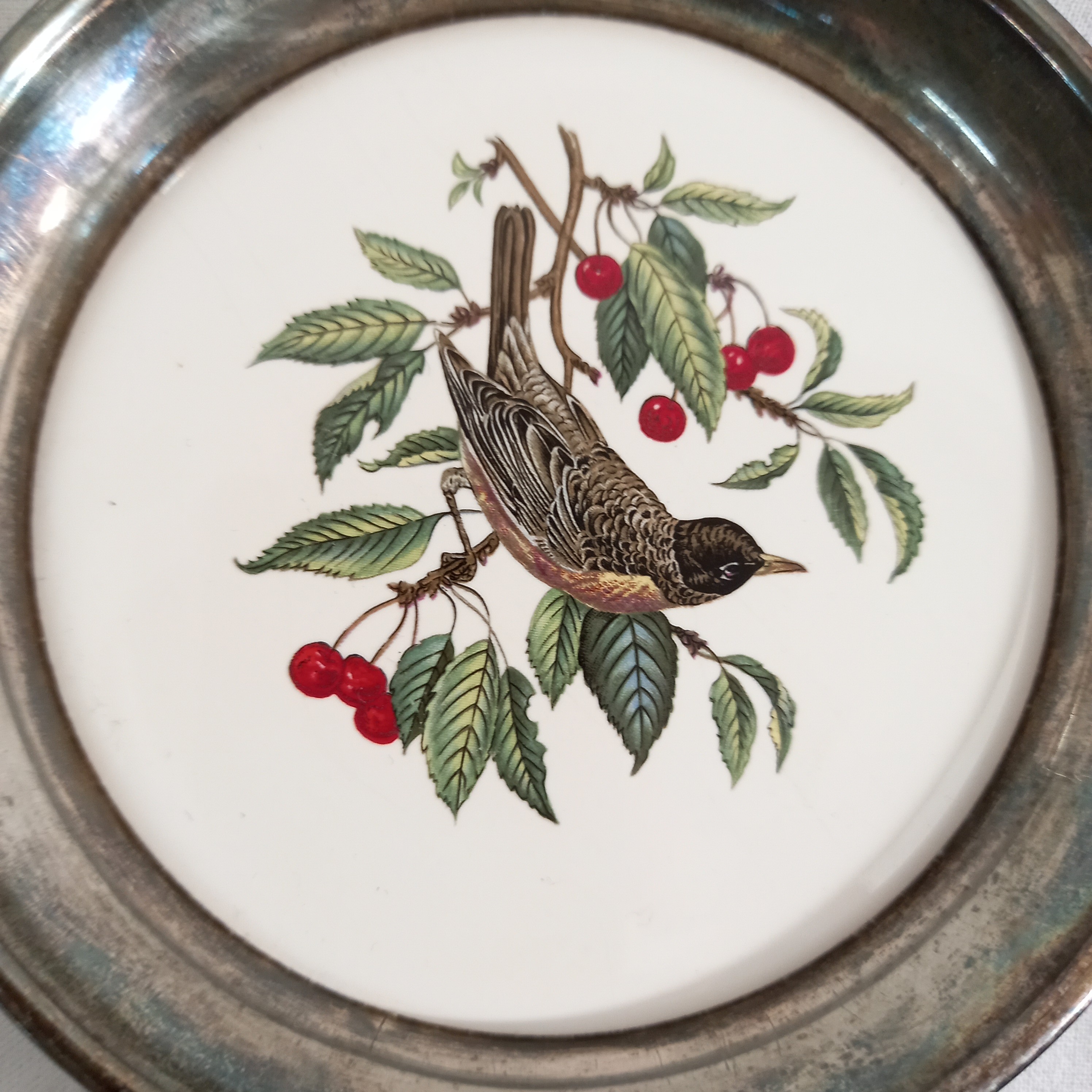 Voir photo 5 de Lot de quatre dessous vintage de verre ou de bouteille, en métal et céramique, avec des oiseaux pour motifs Lot de quatre dessous vintage de verre ou de bouteille, en métal et céramique, avec des oiseaux pour motifs Bon état reconditionné photo 5