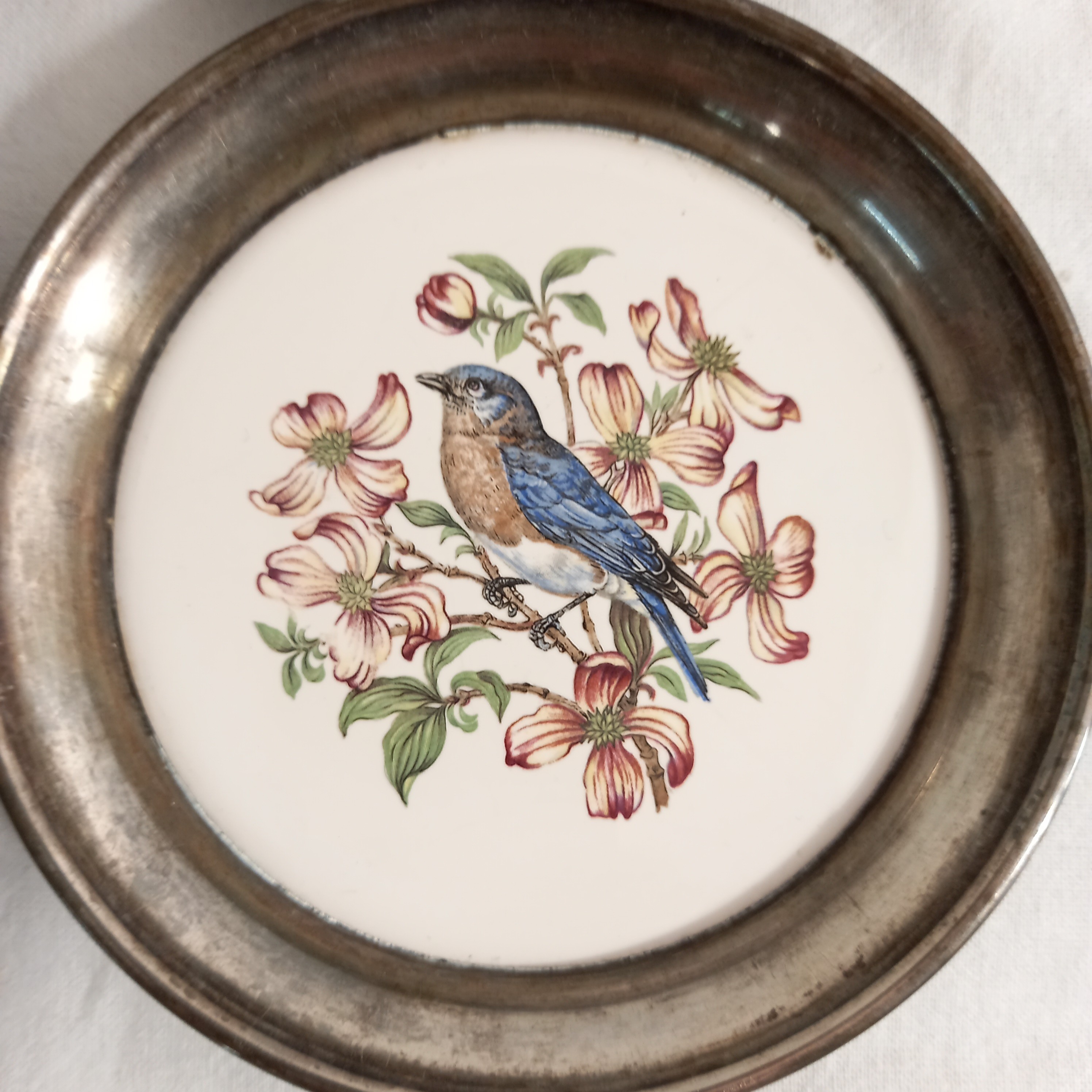 Voir photo 6 de Lot de quatre dessous vintage de verre ou de bouteille, en métal et céramique, avec des oiseaux pour motifs Lot de quatre dessous vintage de verre ou de bouteille, en métal et céramique, avec des oiseaux pour motifs Bon état reconditionné photo 6
