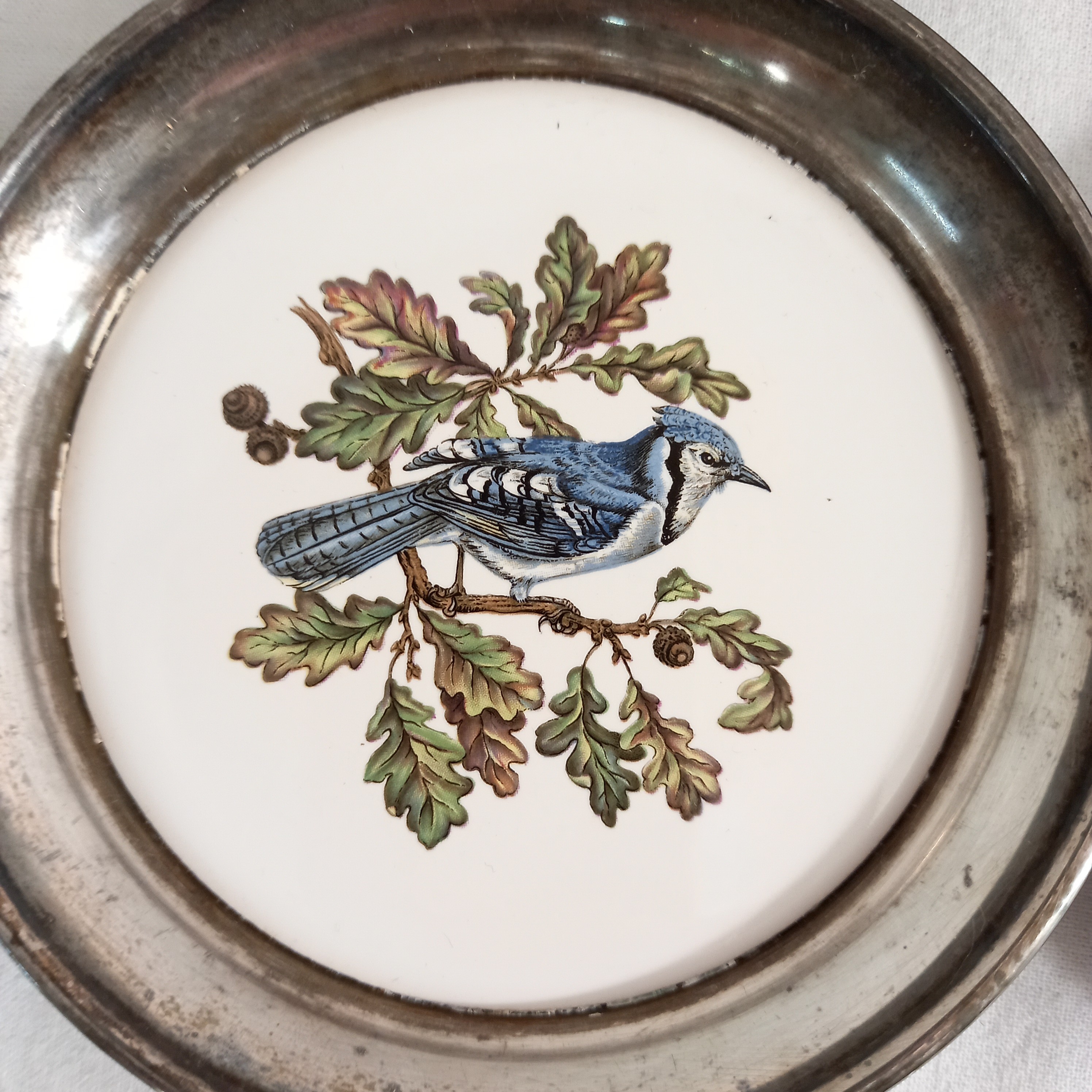 Voir photo 7 de Lot de quatre dessous vintage de verre ou de bouteille, en métal et céramique, avec des oiseaux pour motifs Lot de quatre dessous vintage de verre ou de bouteille, en métal et céramique, avec des oiseaux pour motifs Bon état reconditionné photo 7