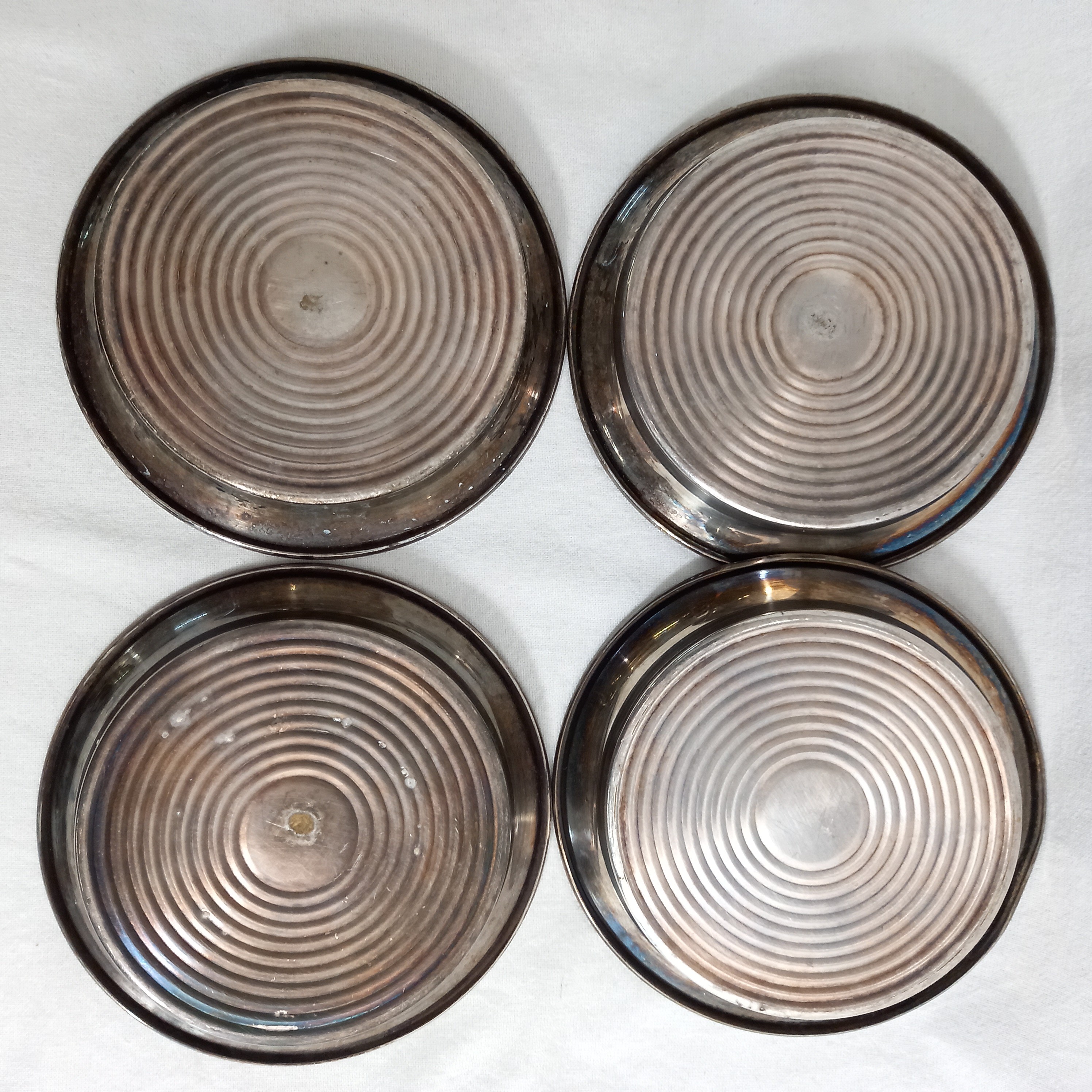 Voir photo 8 de Lot de quatre dessous vintage de verre ou de bouteille, en métal et céramique, avec des oiseaux pour motifs Lot de quatre dessous vintage de verre ou de bouteille, en métal et céramique, avec des oiseaux pour motifs Bon état reconditionné photo 8