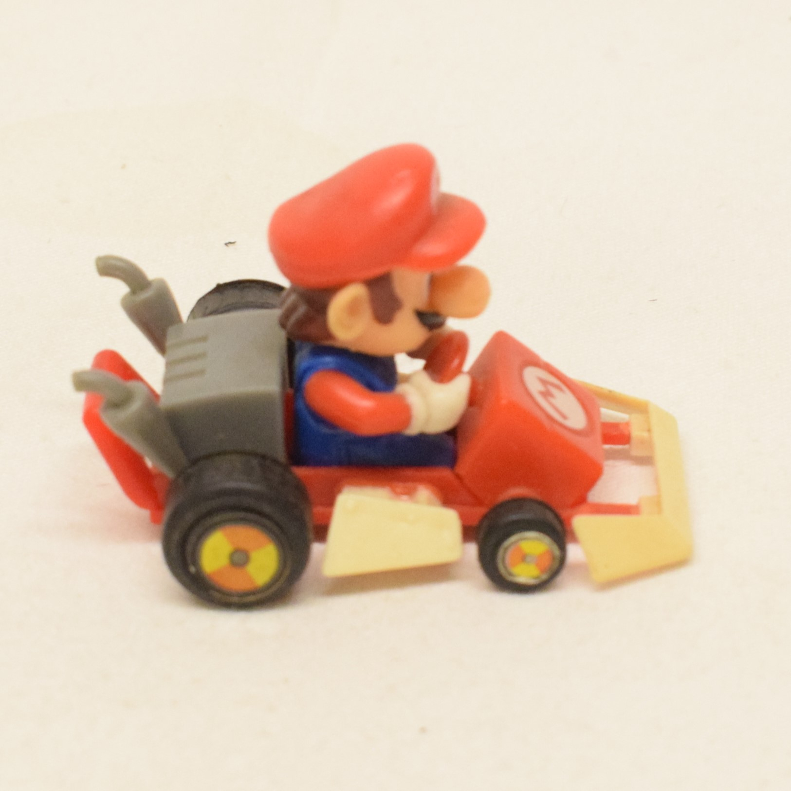 Voir photo 2 de Lot de quatre figurines et un gros pin's univers Mario Nintendo Lot de quatre figurines et un gros pin's univers Mario Nintendo Bon état reconditionné photo 2