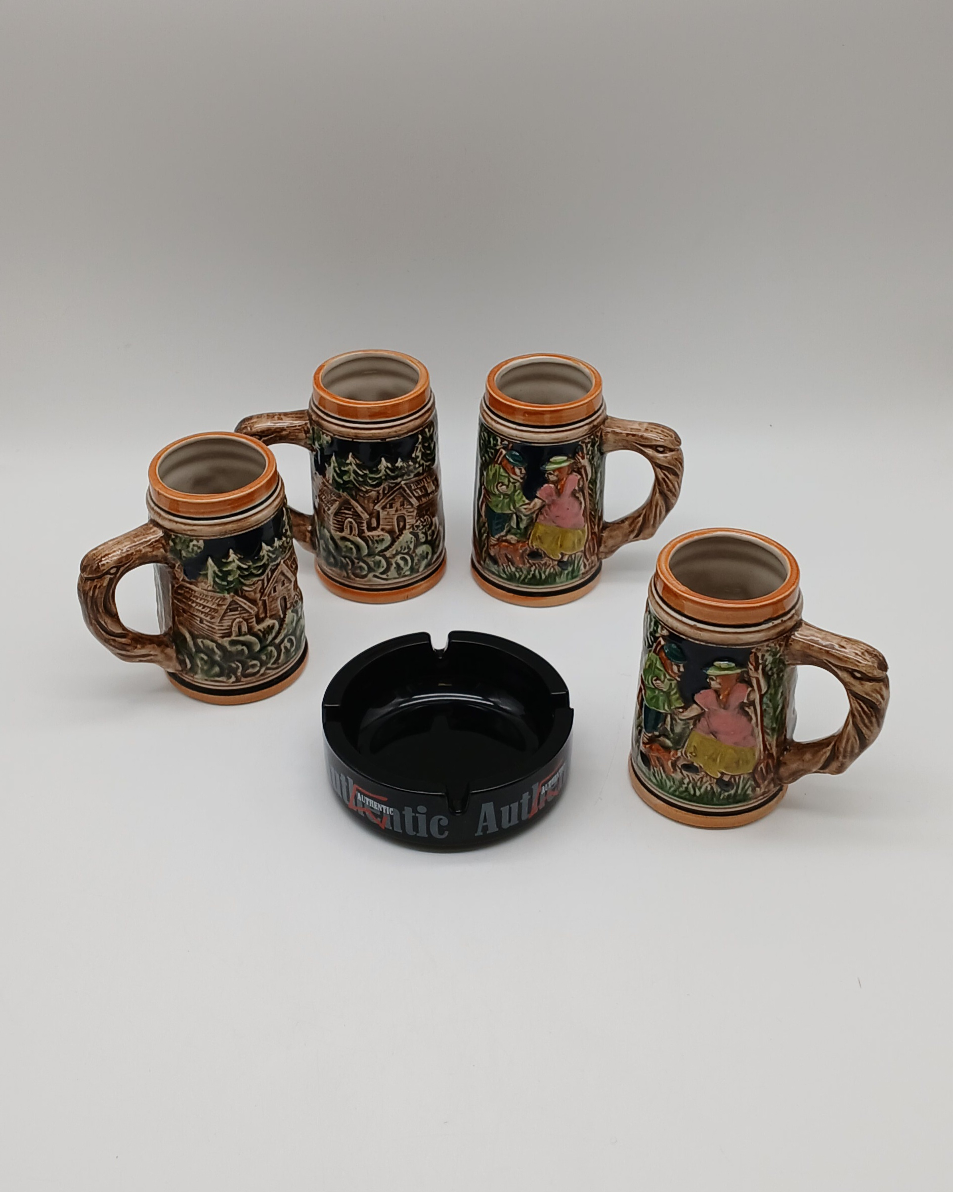 Voir photo 2 de Lot de quatre petites chopes à bière avec un cendrier en verre - Forêt noire - Allemagne Lot de quatre petites chopes à bière avec un cendrier en verre - Forêt noire - Allemagne Très bon état reconditionné photo 2