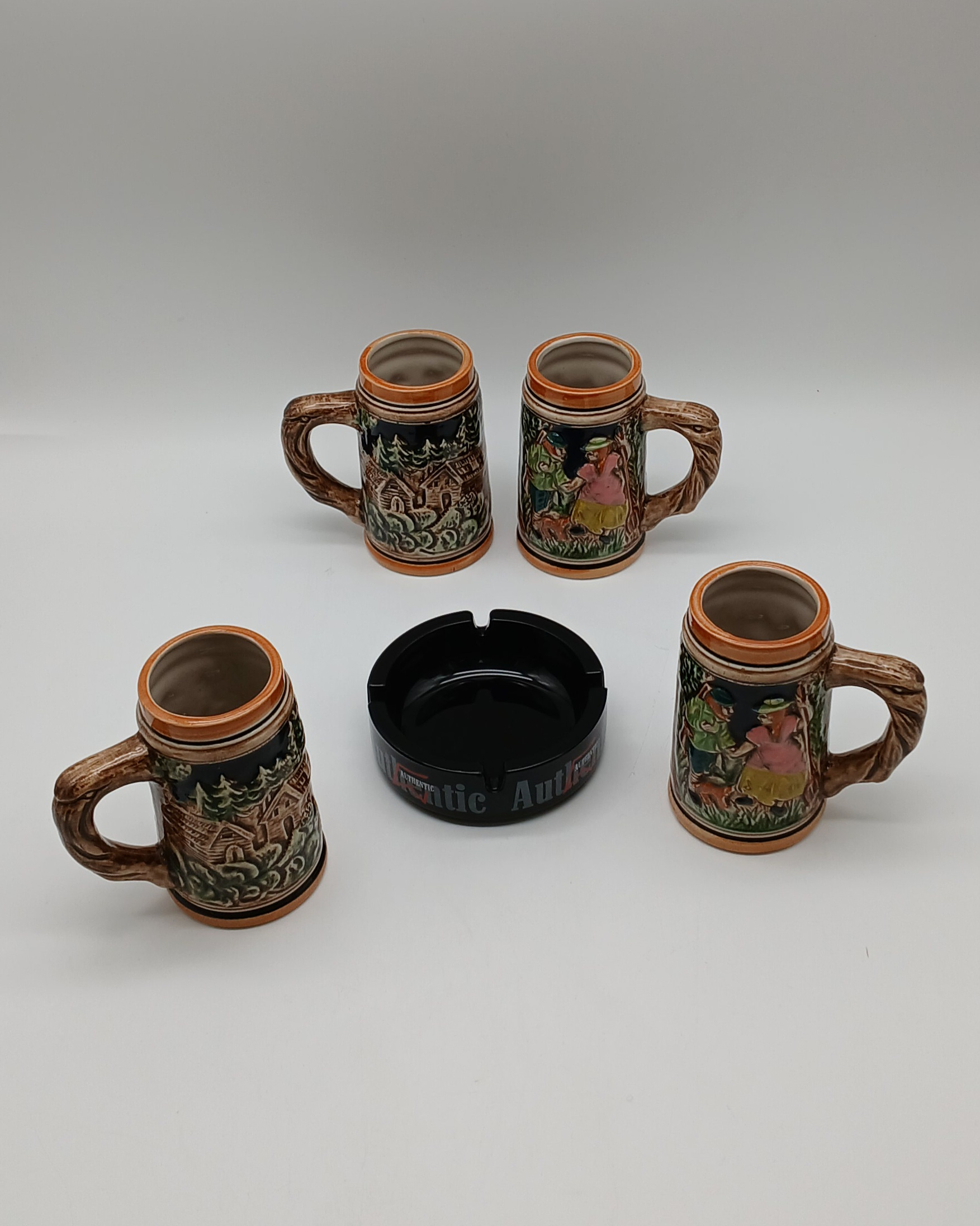 Voir photo 3 de Lot de quatre petites chopes à bière avec un cendrier en verre - Forêt noire - Allemagne Lot de quatre petites chopes à bière avec un cendrier en verre - Forêt noire - Allemagne Très bon état reconditionné photo 3