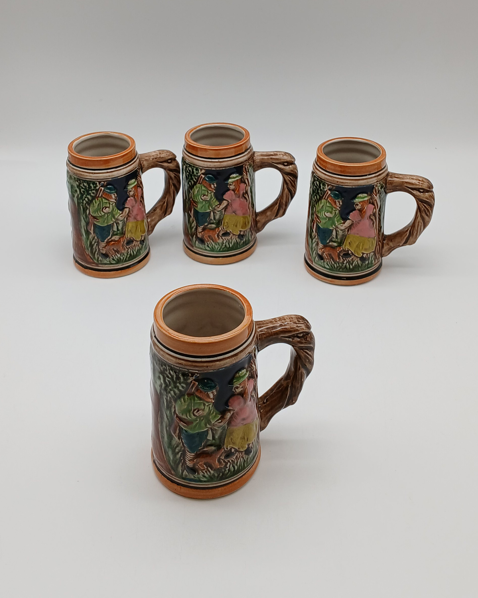 Voir photo 4 de Lot de quatre petites chopes à bière avec un cendrier en verre - Forêt noire - Allemagne Lot de quatre petites chopes à bière avec un cendrier en verre - Forêt noire - Allemagne Très bon état reconditionné photo 4