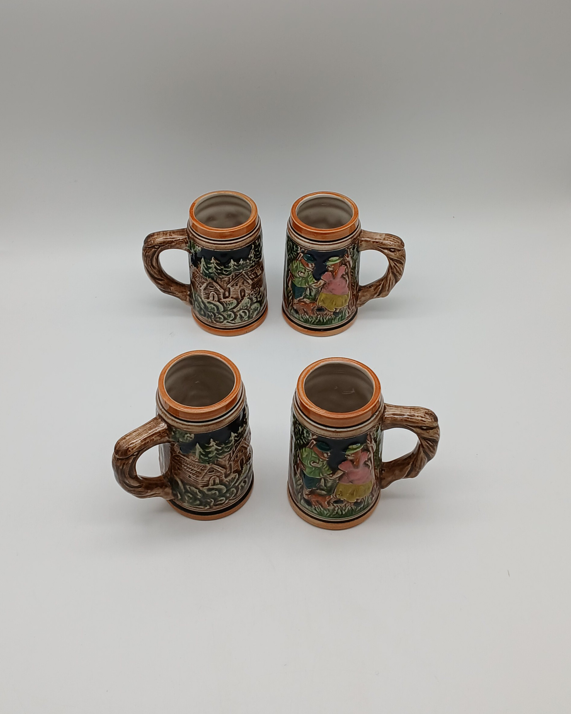 Voir photo 5 de Lot de quatre petites chopes à bière avec un cendrier en verre - Forêt noire - Allemagne Lot de quatre petites chopes à bière avec un cendrier en verre - Forêt noire - Allemagne Très bon état reconditionné photo 5