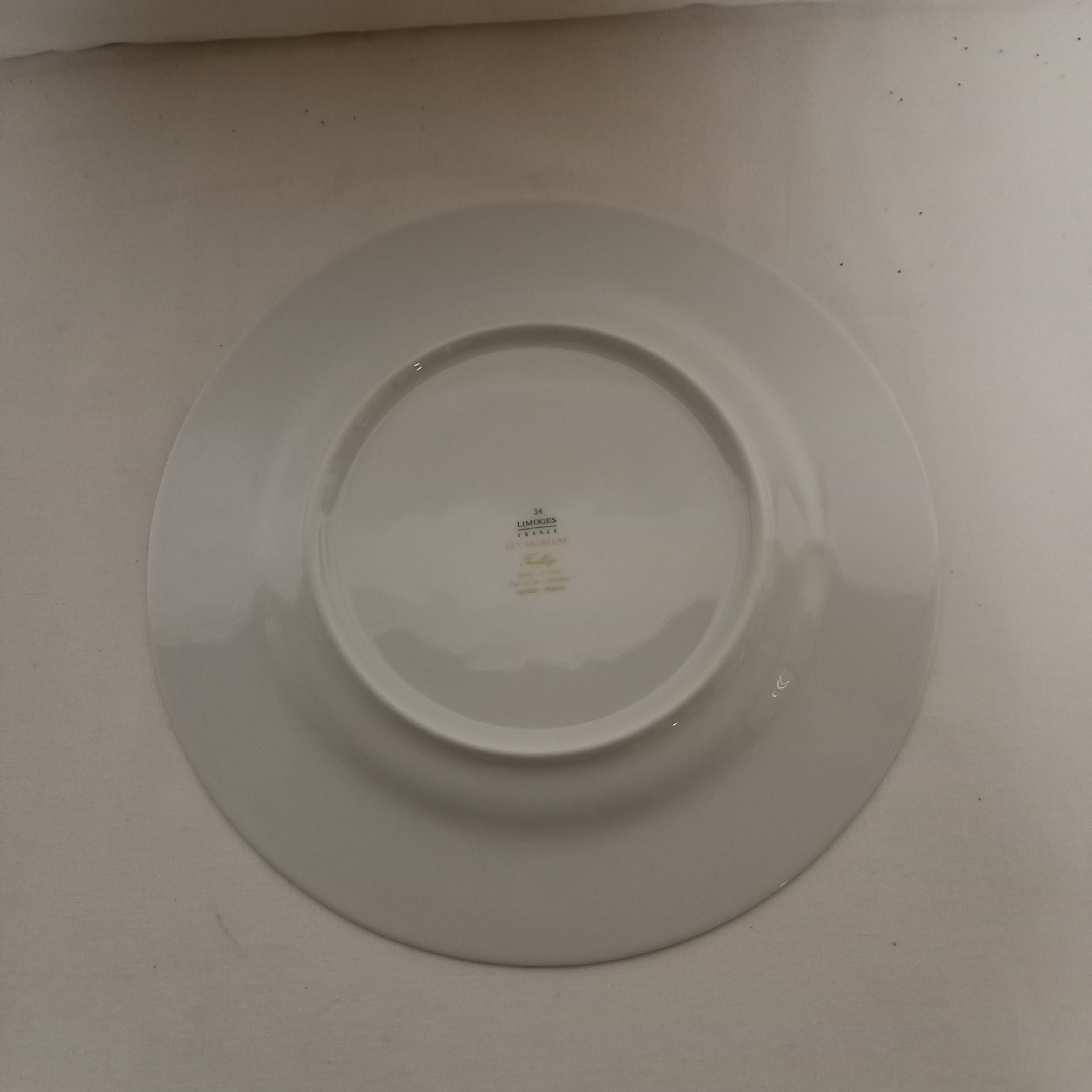 Voir photo 10 de Lot de service de table GUY DEGRENNE de Limoges de France. Composé de : 8 grande assiettes plates , 6 Assiettes à dessert , 6 Assiettes à soupe , 1 grand plat oval, 2 petits plat oval . Lot de service de table GUY DEGRENNE de Limoges de France. Composé de : 8 grande assiettes plates , 6 Assiettes à dessert , 6 Assiettes à soupe , 1 grand plat oval, 2 petits plat oval . Bon état reconditionné photo 10