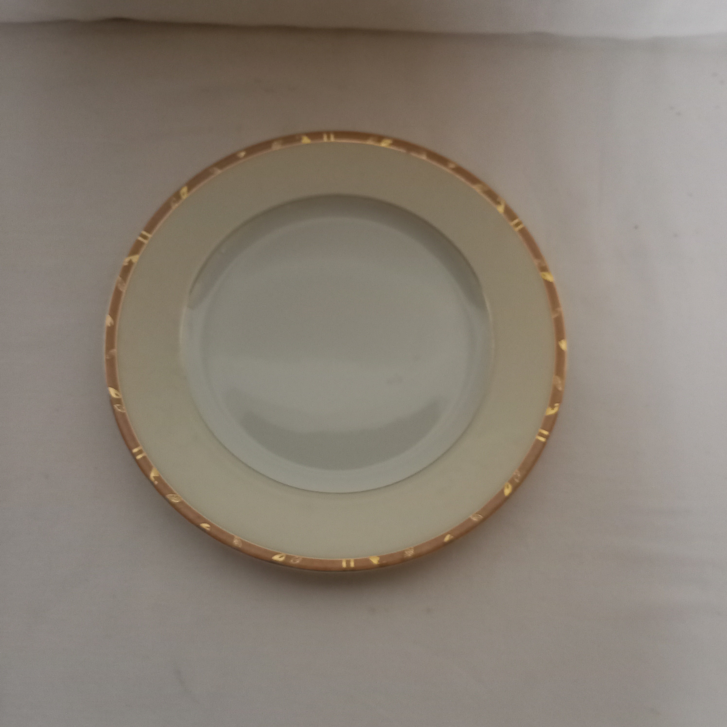 Voir photo 11 de Lot de service de table GUY DEGRENNE de Limoges de France. Composé de : 8 grande assiettes plates , 6 Assiettes à dessert , 6 Assiettes à soupe , 1 grand plat oval, 2 petits plat oval . Lot de service de table GUY DEGRENNE de Limoges de France. Composé de : 8 grande assiettes plates , 6 Assiettes à dessert , 6 Assiettes à soupe , 1 grand plat oval, 2 petits plat oval . Bon état reconditionné photo 11