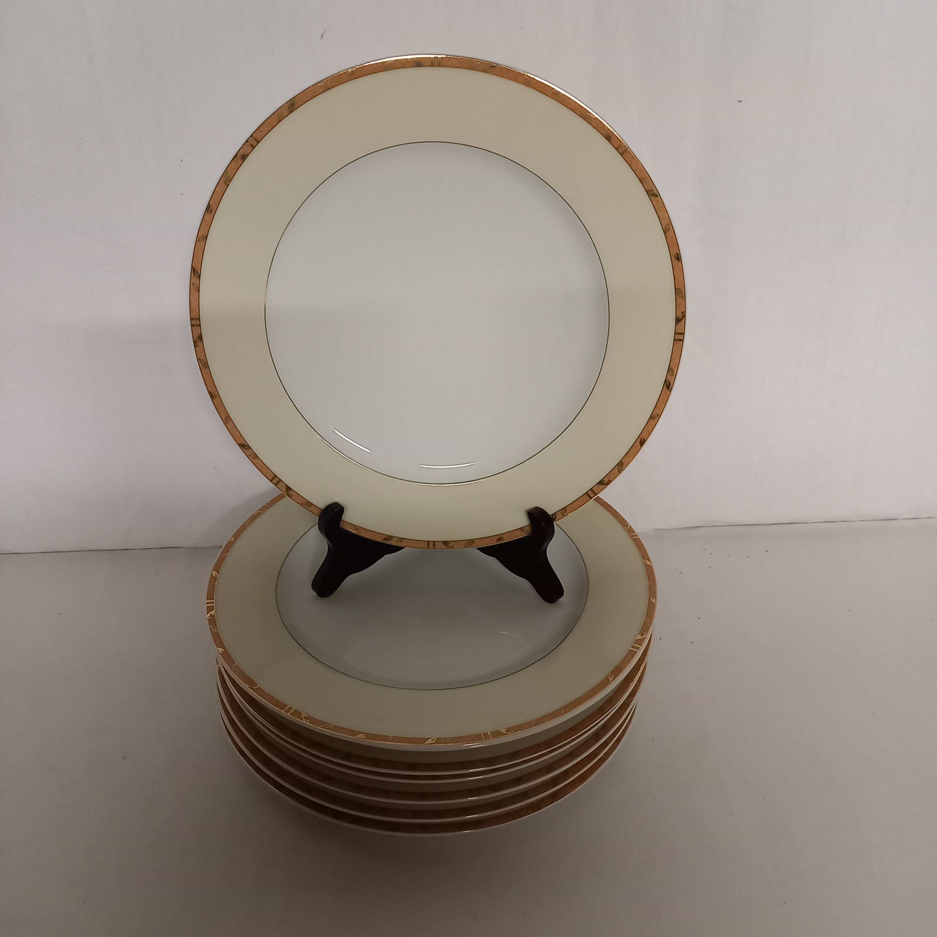 Voir photo 2 de Lot de service de table GUY DEGRENNE de Limoges de France. Composé de : 8 grande assiettes plates , 6 Assiettes à dessert , 6 Assiettes à soupe , 1 grand plat oval, 2 petits plat oval . Lot de service de table GUY DEGRENNE de Limoges de France. Composé de : 8 grande assiettes plates , 6 Assiettes à dessert , 6 Assiettes à soupe , 1 grand plat oval, 2 petits plat oval . Bon état reconditionné photo 2