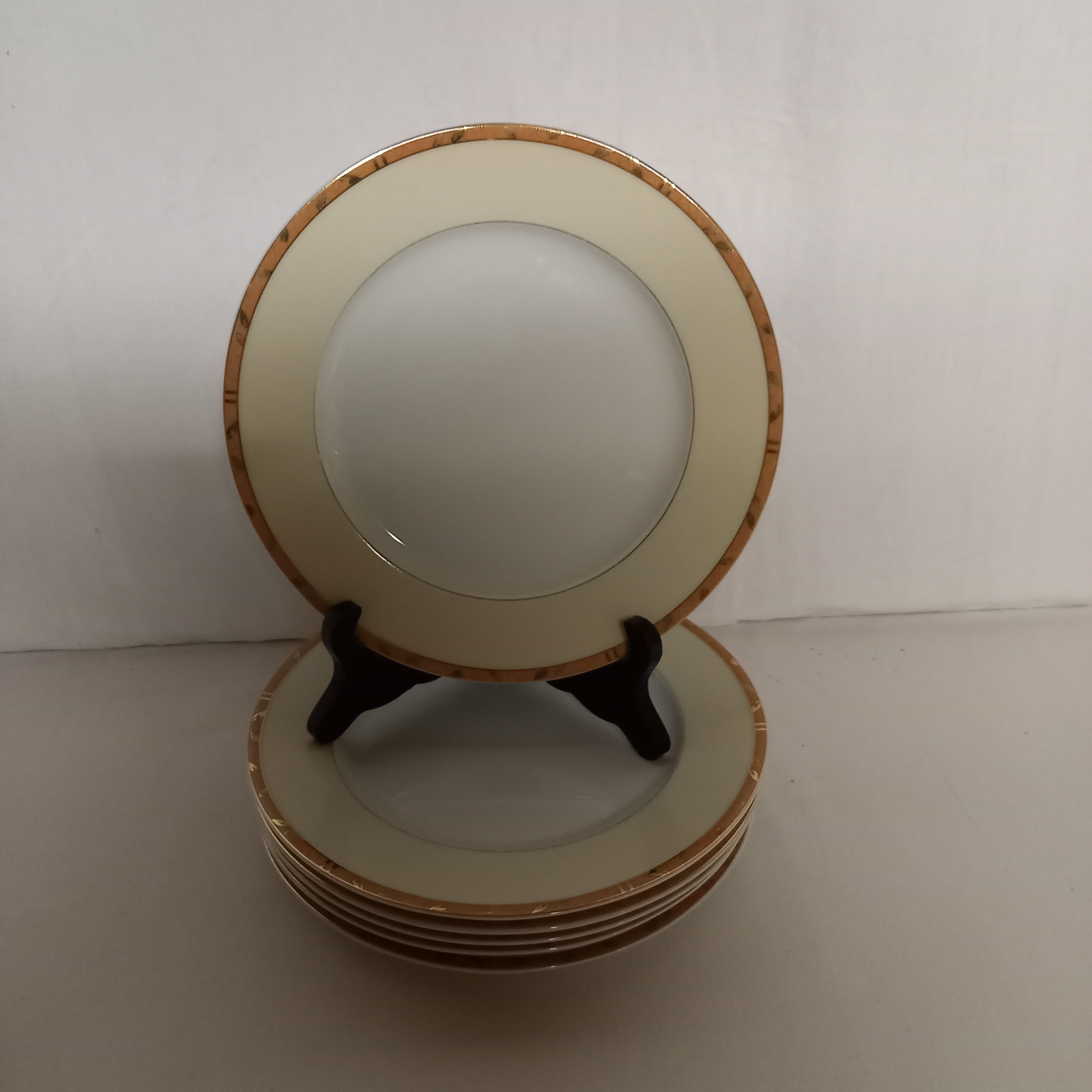 Voir photo 4 de Lot de service de table GUY DEGRENNE de Limoges de France. Composé de : 8 grande assiettes plates , 6 Assiettes à dessert , 6 Assiettes à soupe , 1 grand plat oval, 2 petits plat oval . Lot de service de table GUY DEGRENNE de Limoges de France. Composé de : 8 grande assiettes plates , 6 Assiettes à dessert , 6 Assiettes à soupe , 1 grand plat oval, 2 petits plat oval . Bon état reconditionné photo 4