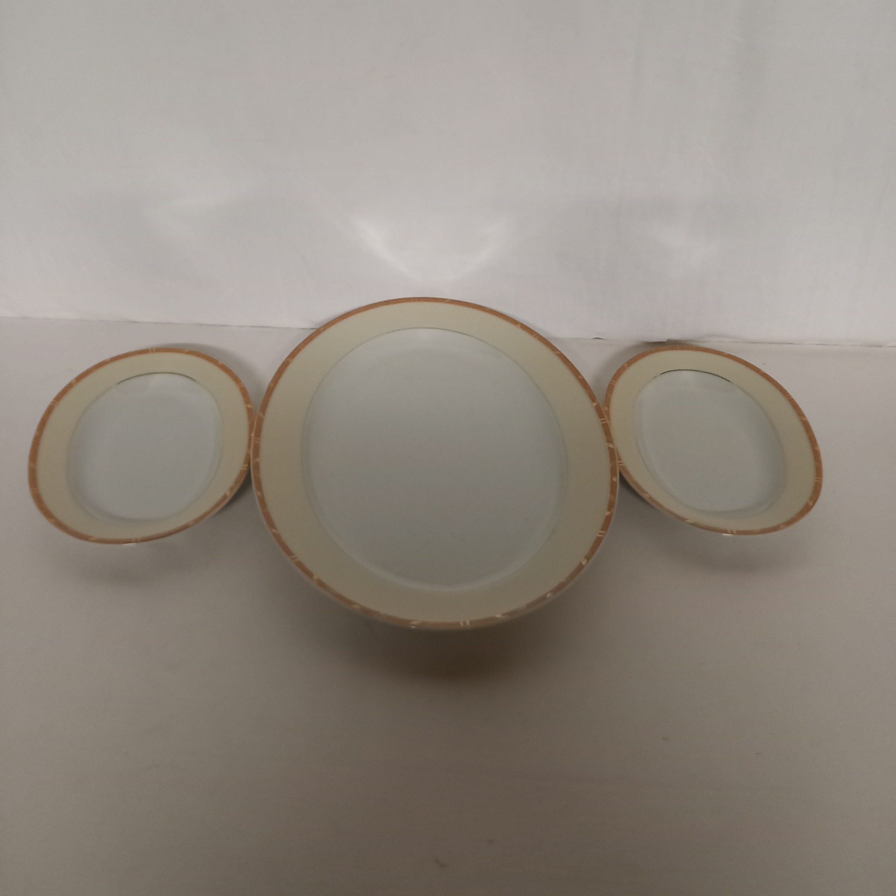 Voir photo 5 de Lot de service de table GUY DEGRENNE de Limoges de France. Composé de : 8 grande assiettes plates , 6 Assiettes à dessert , 6 Assiettes à soupe , 1 grand plat oval, 2 petits plat oval . Lot de service de table GUY DEGRENNE de Limoges de France. Composé de : 8 grande assiettes plates , 6 Assiettes à dessert , 6 Assiettes à soupe , 1 grand plat oval, 2 petits plat oval . Bon état reconditionné photo 5