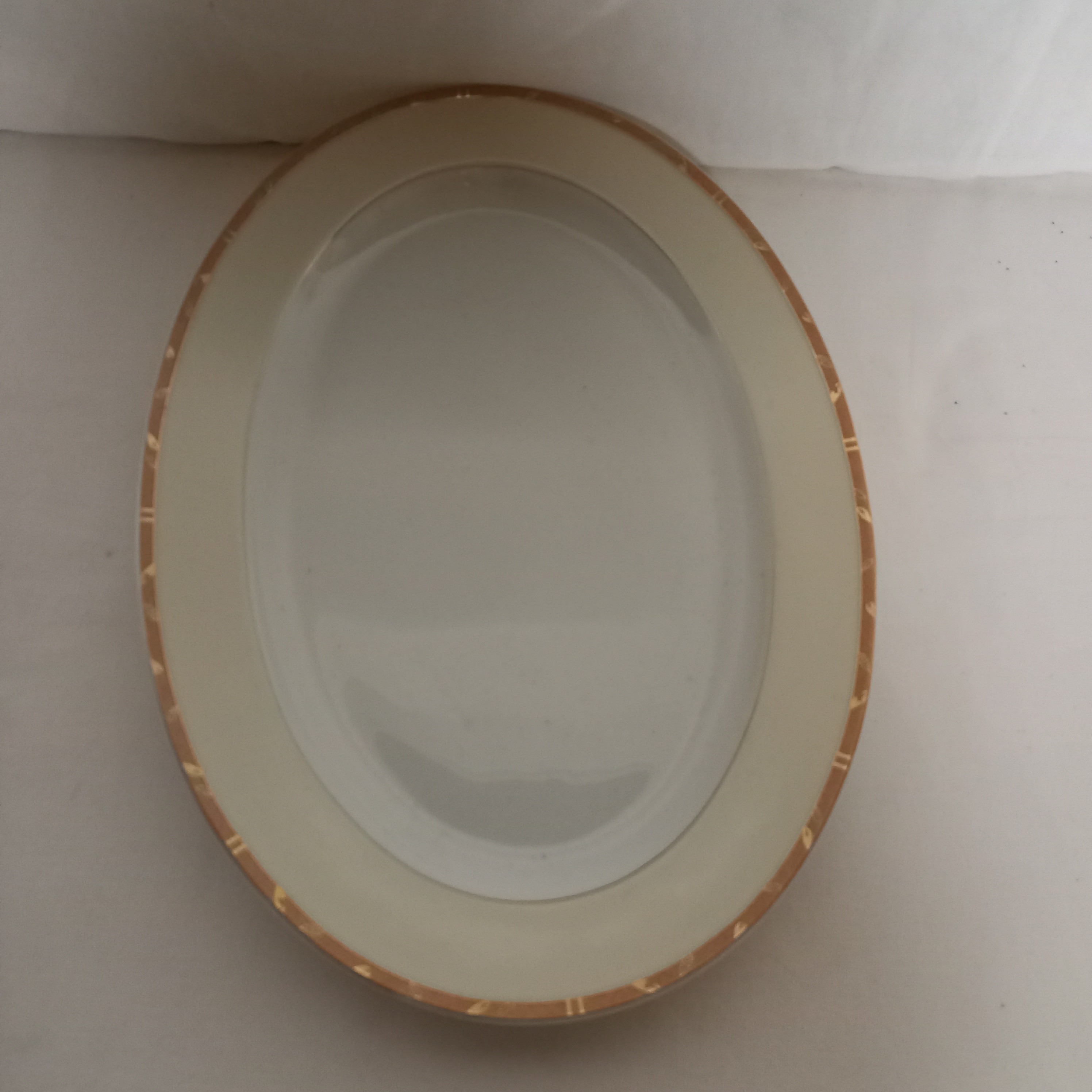 Voir photo 6 de Lot de service de table GUY DEGRENNE de Limoges de France. Composé de : 8 grande assiettes plates , 6 Assiettes à dessert , 6 Assiettes à soupe , 1 grand plat oval, 2 petits plat oval . Lot de service de table GUY DEGRENNE de Limoges de France. Composé de : 8 grande assiettes plates , 6 Assiettes à dessert , 6 Assiettes à soupe , 1 grand plat oval, 2 petits plat oval . Bon état reconditionné photo 6