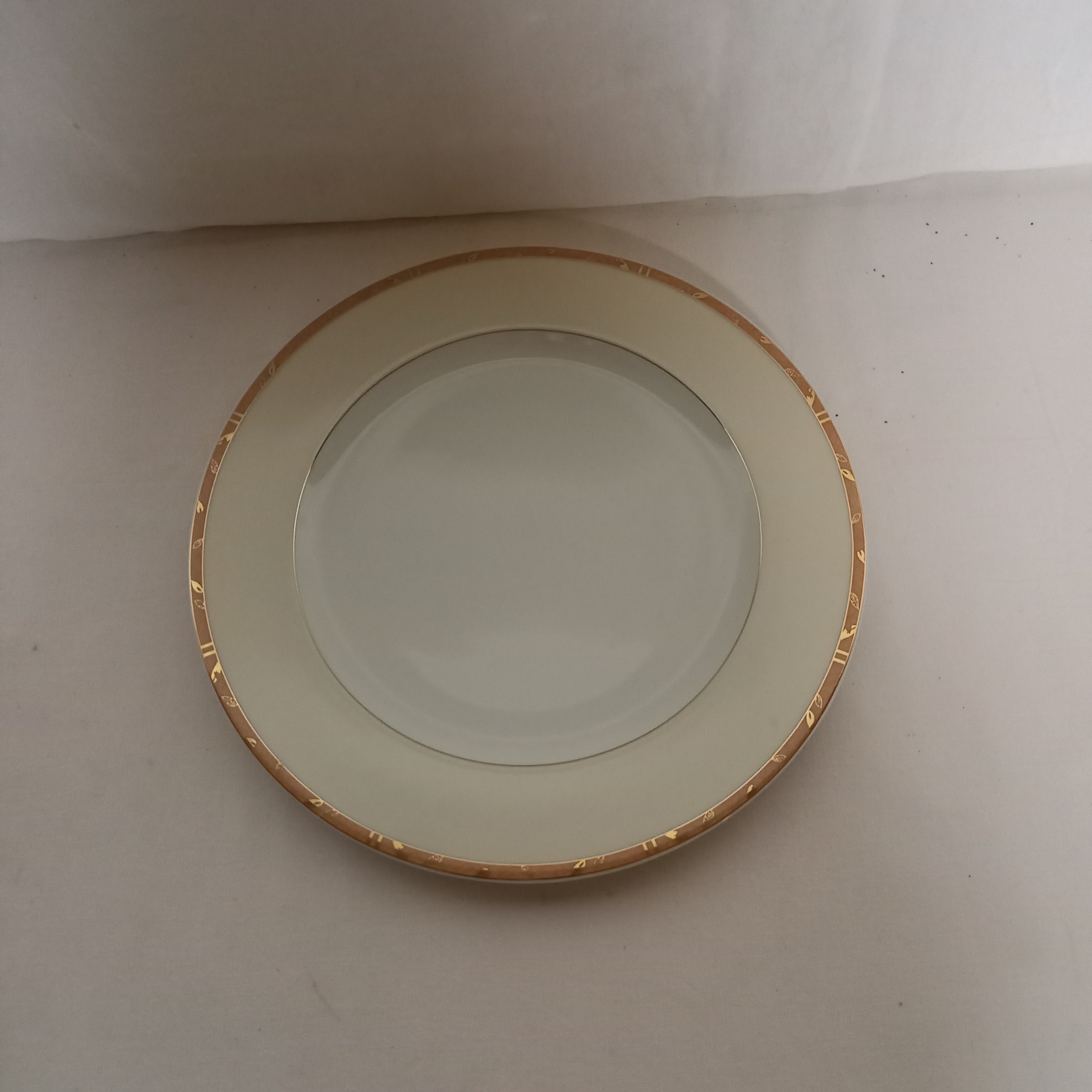 Voir photo 7 de Lot de service de table GUY DEGRENNE de Limoges de France. Composé de : 8 grande assiettes plates , 6 Assiettes à dessert , 6 Assiettes à soupe , 1 grand plat oval, 2 petits plat oval . Lot de service de table GUY DEGRENNE de Limoges de France. Composé de : 8 grande assiettes plates , 6 Assiettes à dessert , 6 Assiettes à soupe , 1 grand plat oval, 2 petits plat oval . Bon état reconditionné photo 7