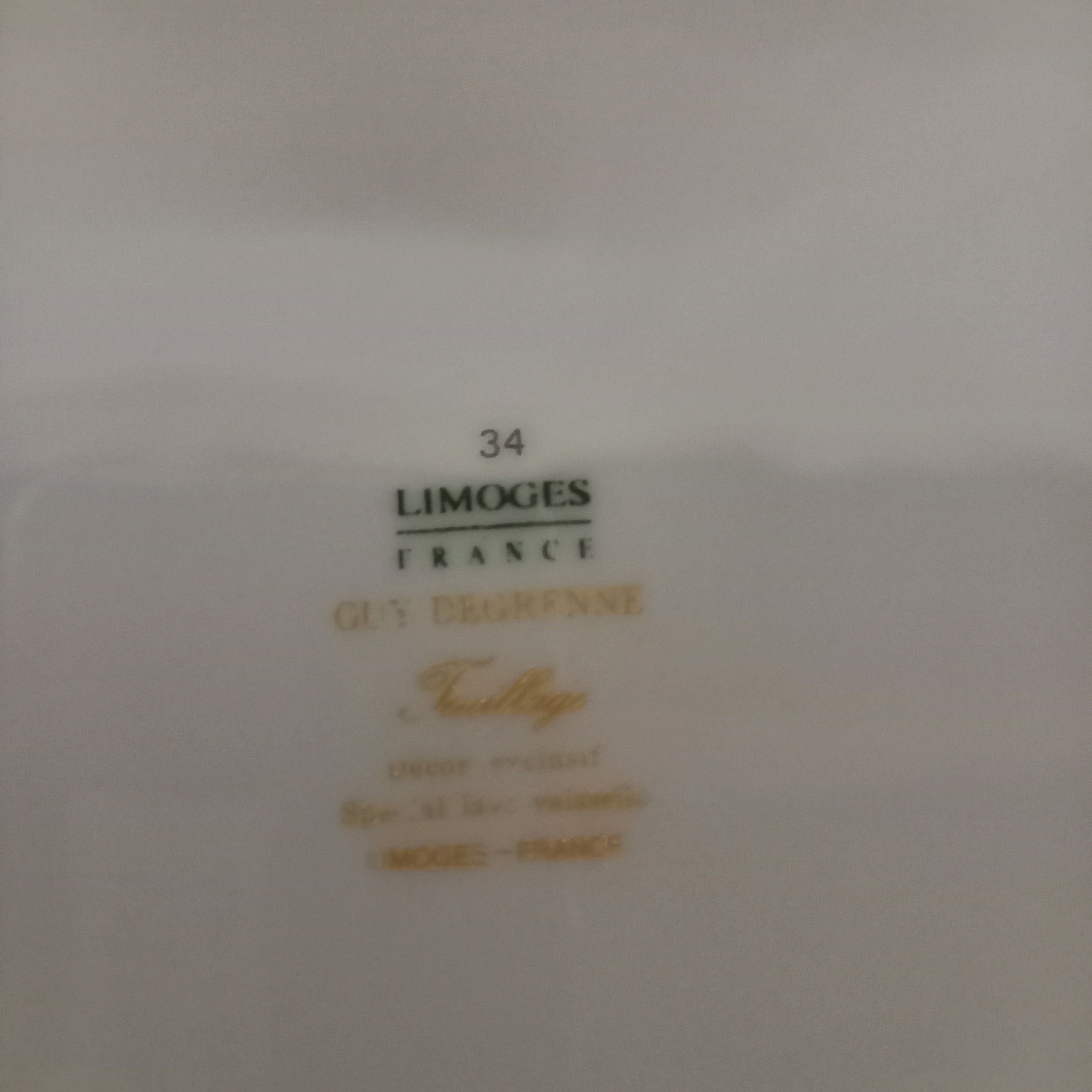 Voir photo 8 de Lot de service de table GUY DEGRENNE de Limoges de France. Composé de : 8 grande assiettes plates , 6 Assiettes à dessert , 6 Assiettes à soupe , 1 grand plat oval, 2 petits plat oval . Lot de service de table GUY DEGRENNE de Limoges de France. Composé de : 8 grande assiettes plates , 6 Assiettes à dessert , 6 Assiettes à soupe , 1 grand plat oval, 2 petits plat oval . Bon état reconditionné photo 8