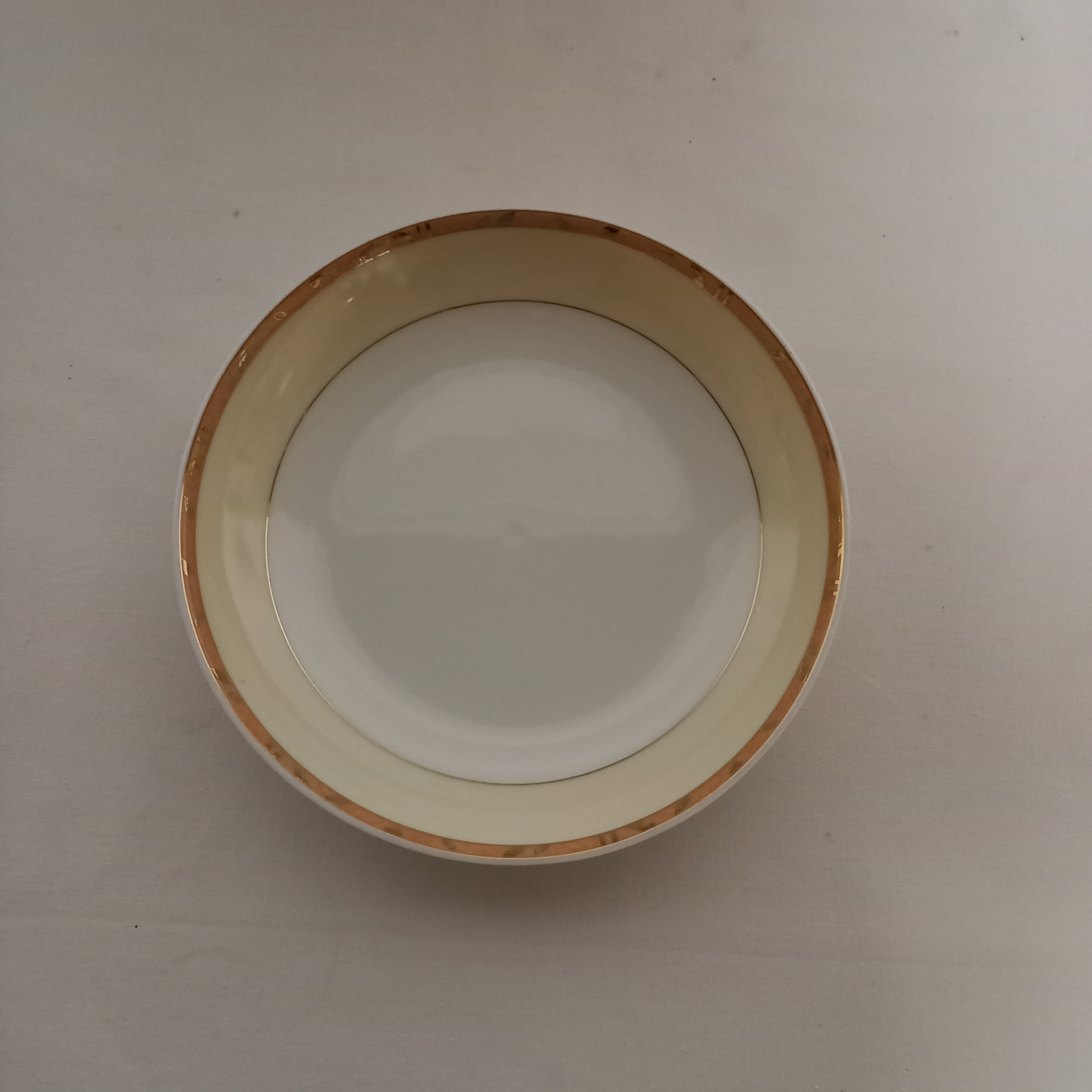 Voir photo 9 de Lot de service de table GUY DEGRENNE de Limoges de France. Composé de : 8 grande assiettes plates , 6 Assiettes à dessert , 6 Assiettes à soupe , 1 grand plat oval, 2 petits plat oval . Lot de service de table GUY DEGRENNE de Limoges de France. Composé de : 8 grande assiettes plates , 6 Assiettes à dessert , 6 Assiettes à soupe , 1 grand plat oval, 2 petits plat oval . Bon état reconditionné photo 9