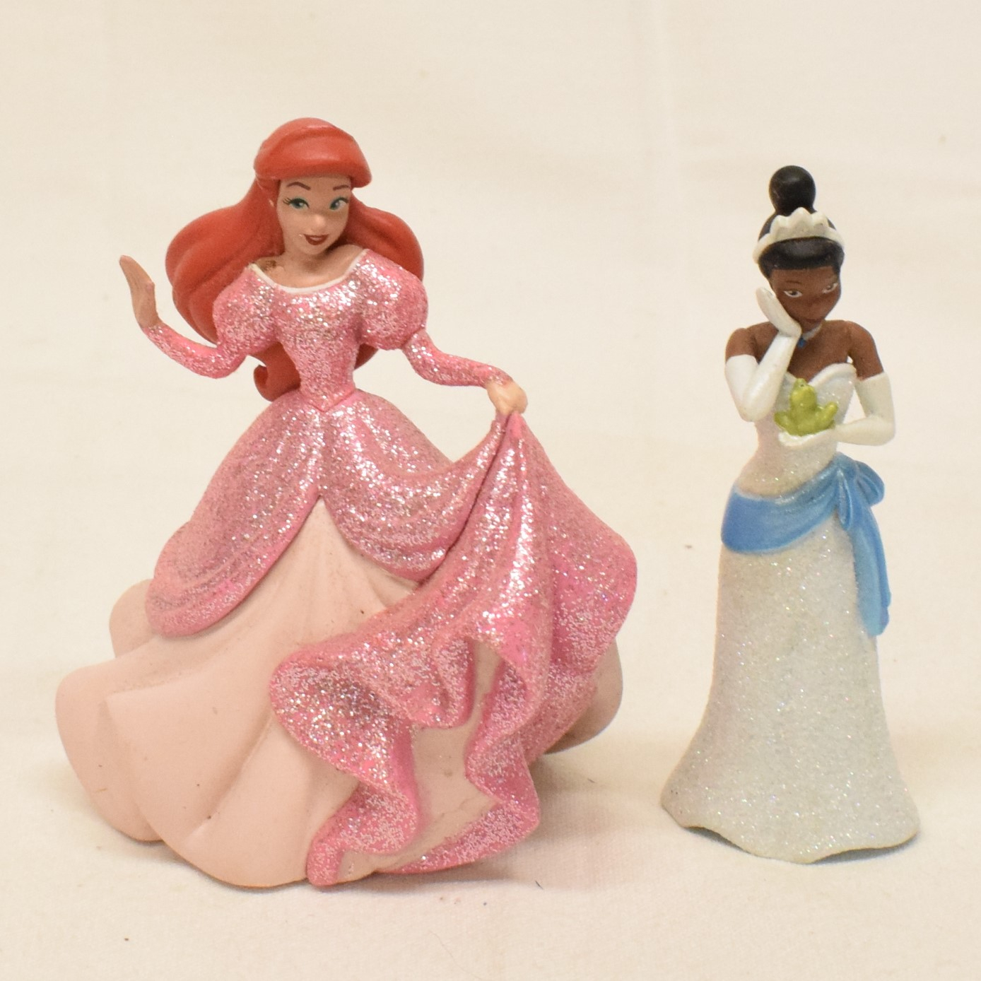 Voir photo 2 de Lot de six figurines 9,5 cm princesses Disney en robes à paillettes Lot de six figurines 9,5 cm princesses Disney en robes à paillettes État correct reconditionné photo 2