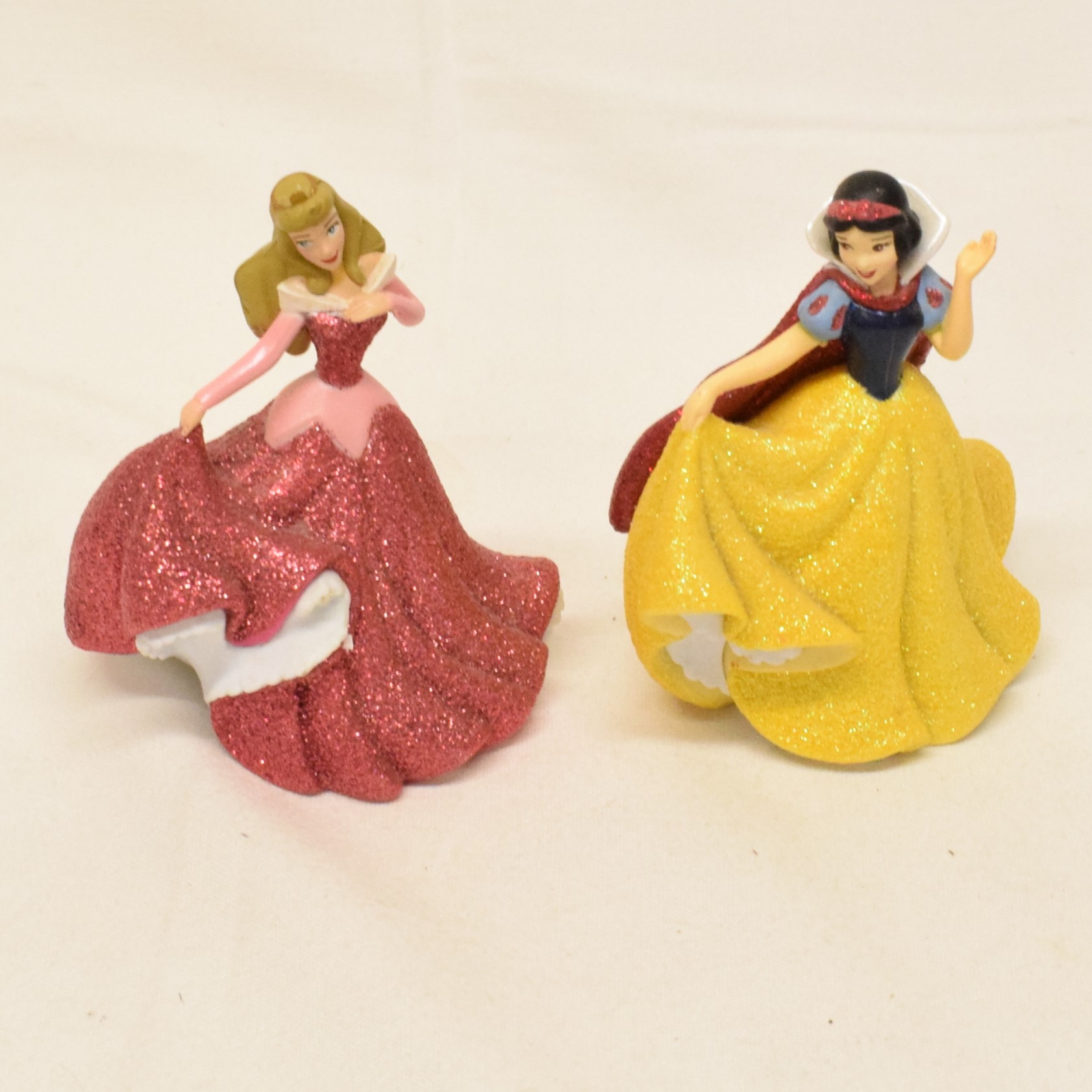 Voir photo 3 de Lot de six figurines 9,5 cm princesses Disney en robes à paillettes Lot de six figurines 9,5 cm princesses Disney en robes à paillettes État correct reconditionné photo 3