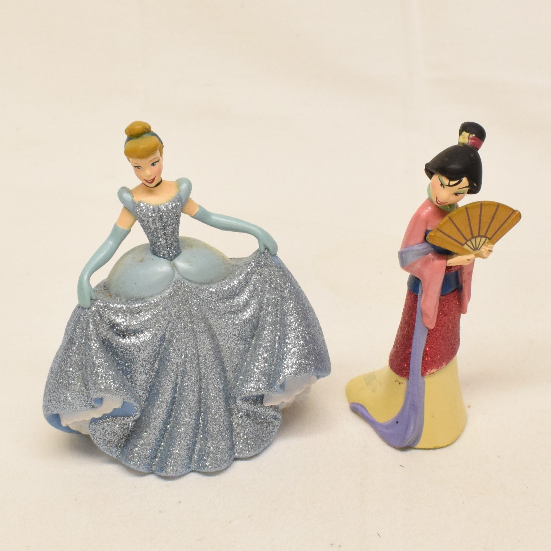 Voir photo 4 de Lot de six figurines 9,5 cm princesses Disney en robes à paillettes Lot de six figurines 9,5 cm princesses Disney en robes à paillettes État correct reconditionné photo 4