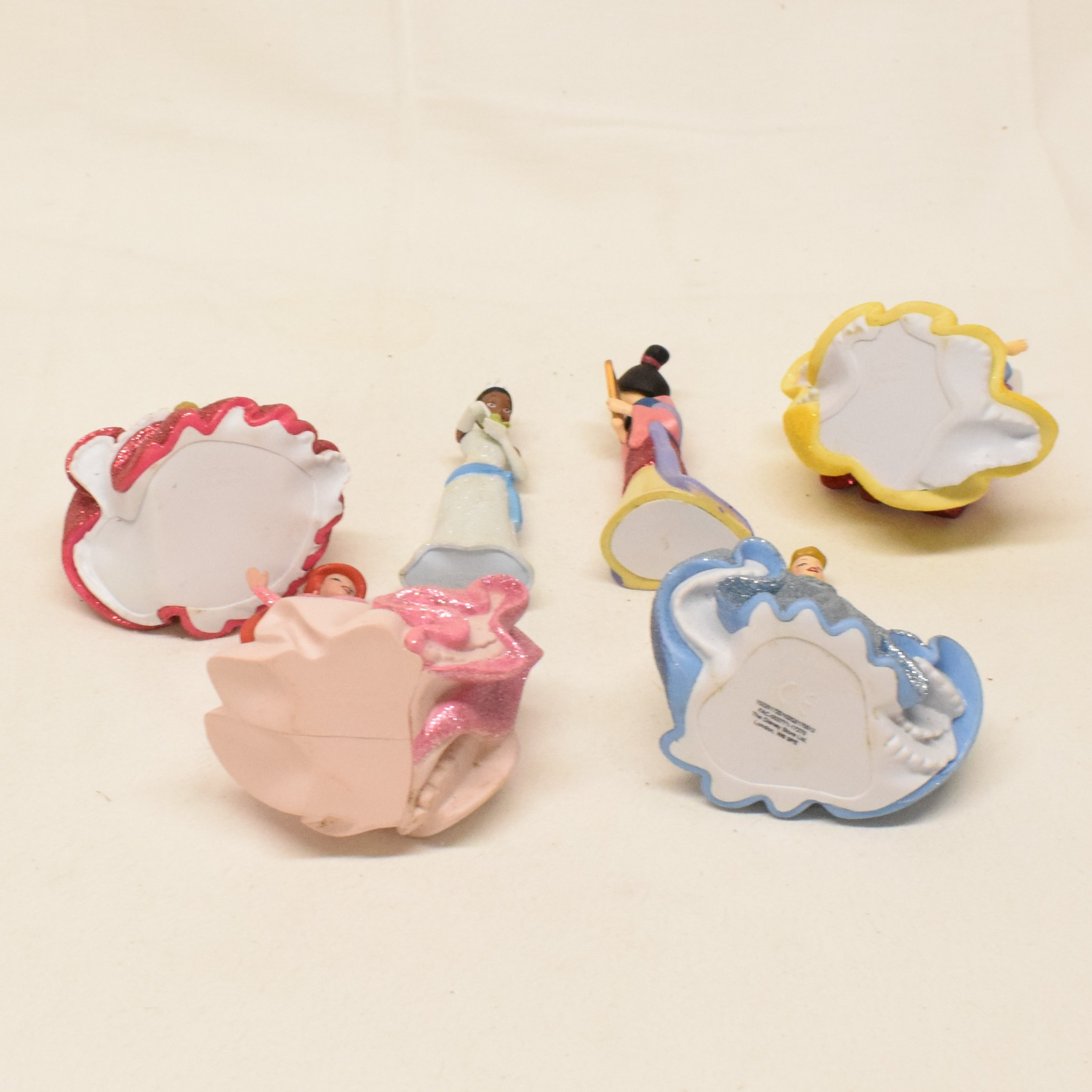 Voir photo 5 de Lot de six figurines 9,5 cm princesses Disney en robes à paillettes Lot de six figurines 9,5 cm princesses Disney en robes à paillettes État correct reconditionné photo 5