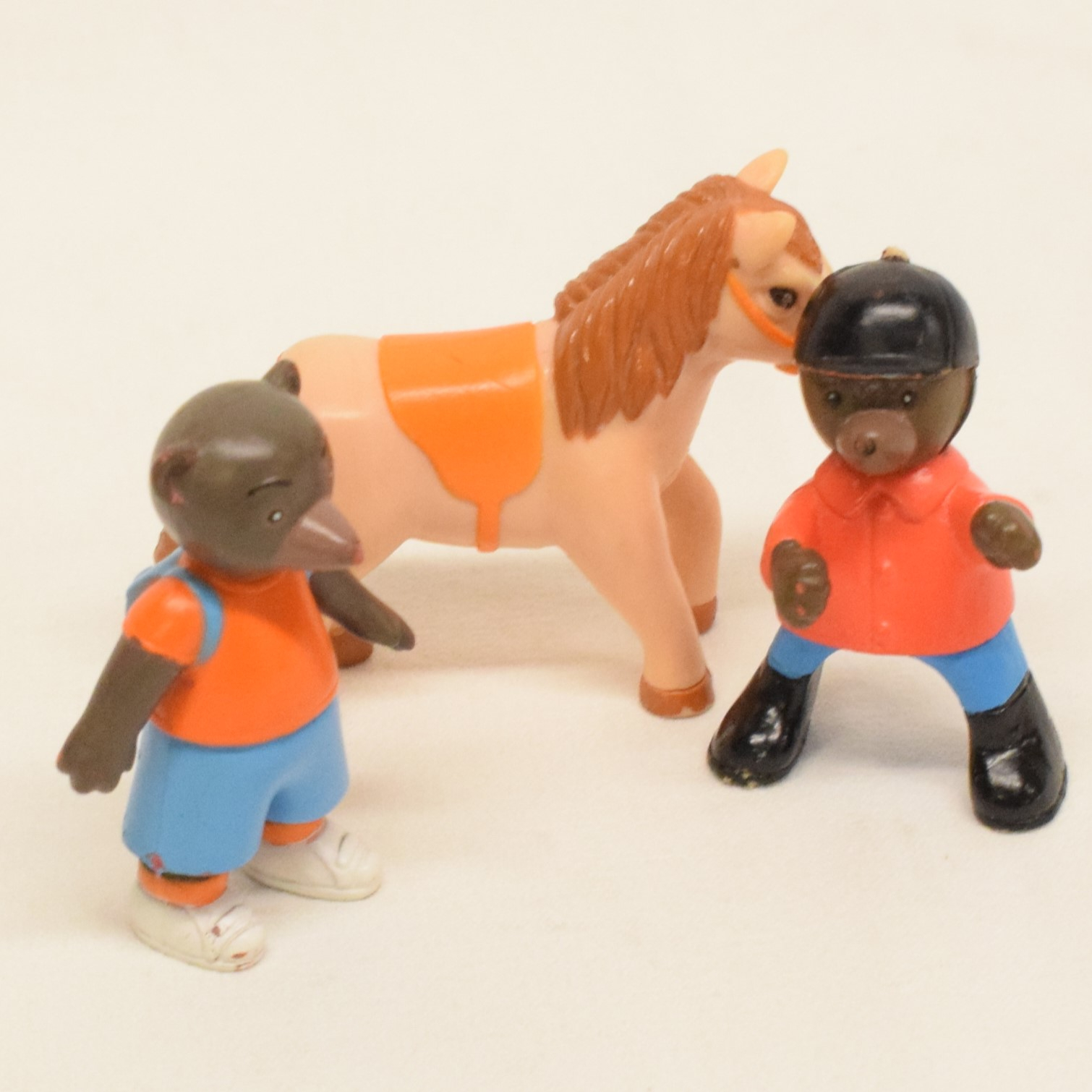Voir photo 2 de Lot de six figurines plus un cheval univers petit ours brun par Bayard Presse Lot de six figurines plus un cheval univers petit ours brun par Bayard Presse État correct reconditionné photo 2