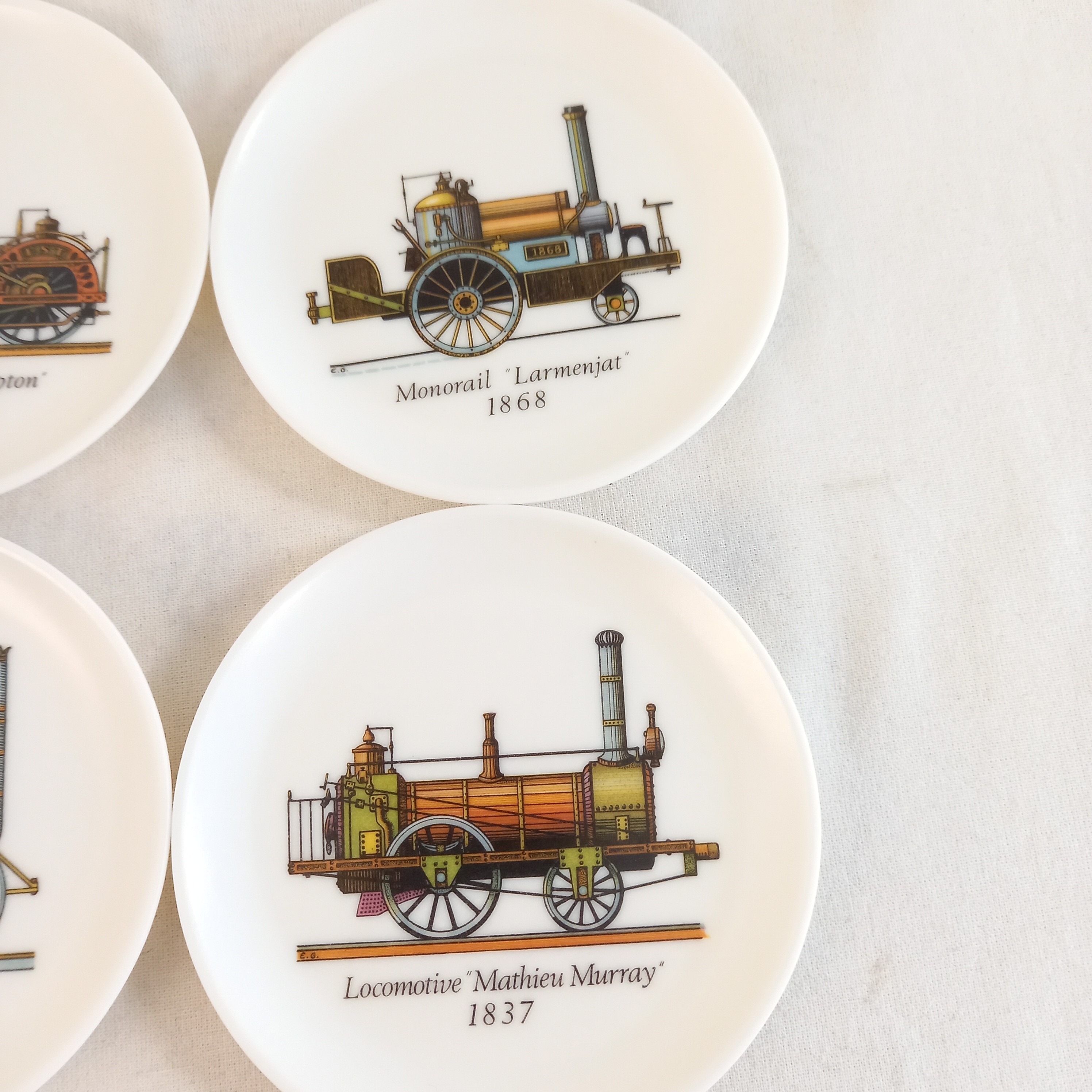 Voir photo 3 de Lot de six sous-verre "Locomotives anciennes" en Kelamine, marque Coraline Lot de six sous-verre "Locomotives anciennes" en Kelamine, marque Coraline reconditionné photo 3