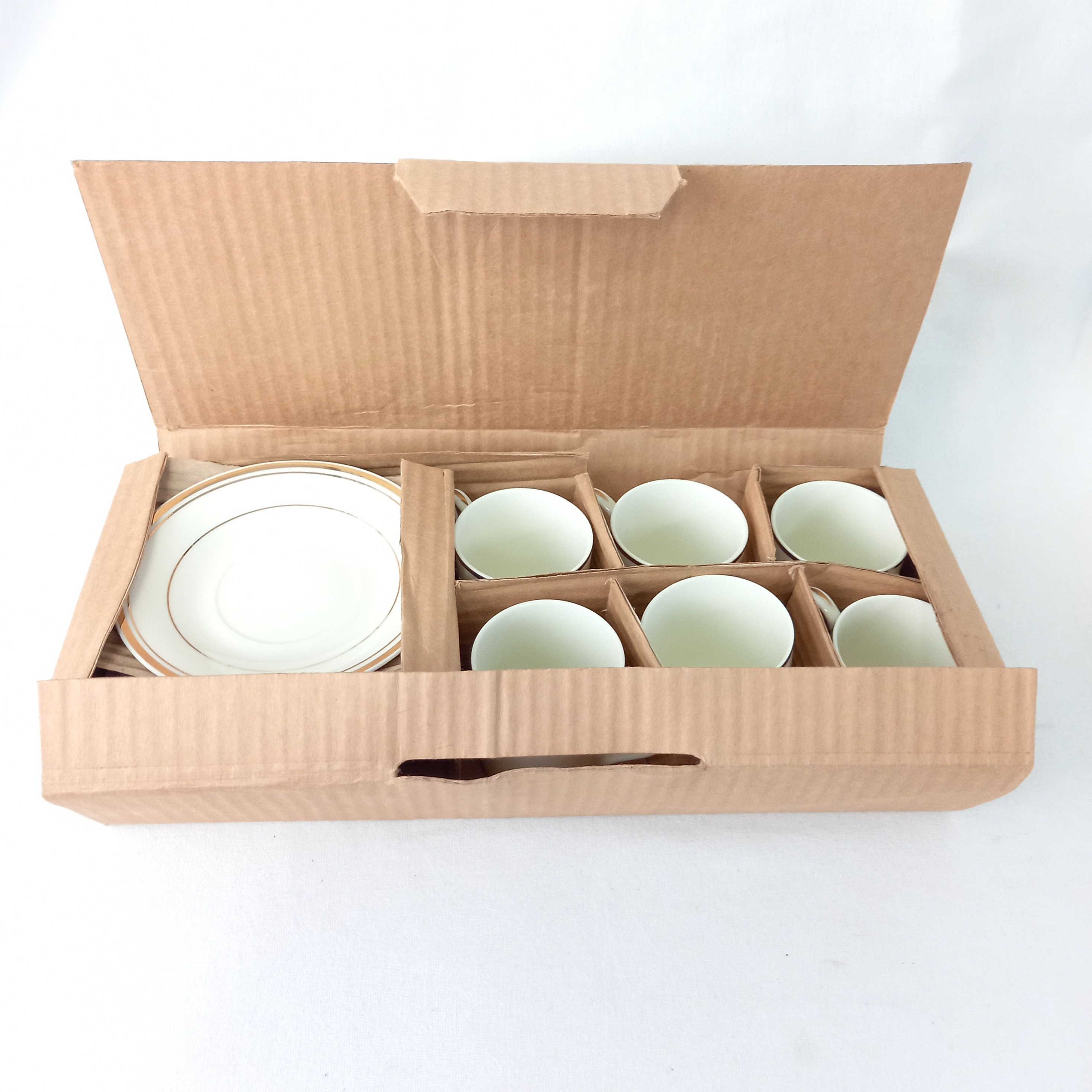 Voir photo 2 de Lot de six tasses et sous tasses en faïence Budlet Ivory Gold Lot de six tasses et sous tasses en faïence Budlet Ivory Gold Très bon état reconditionné photo 2