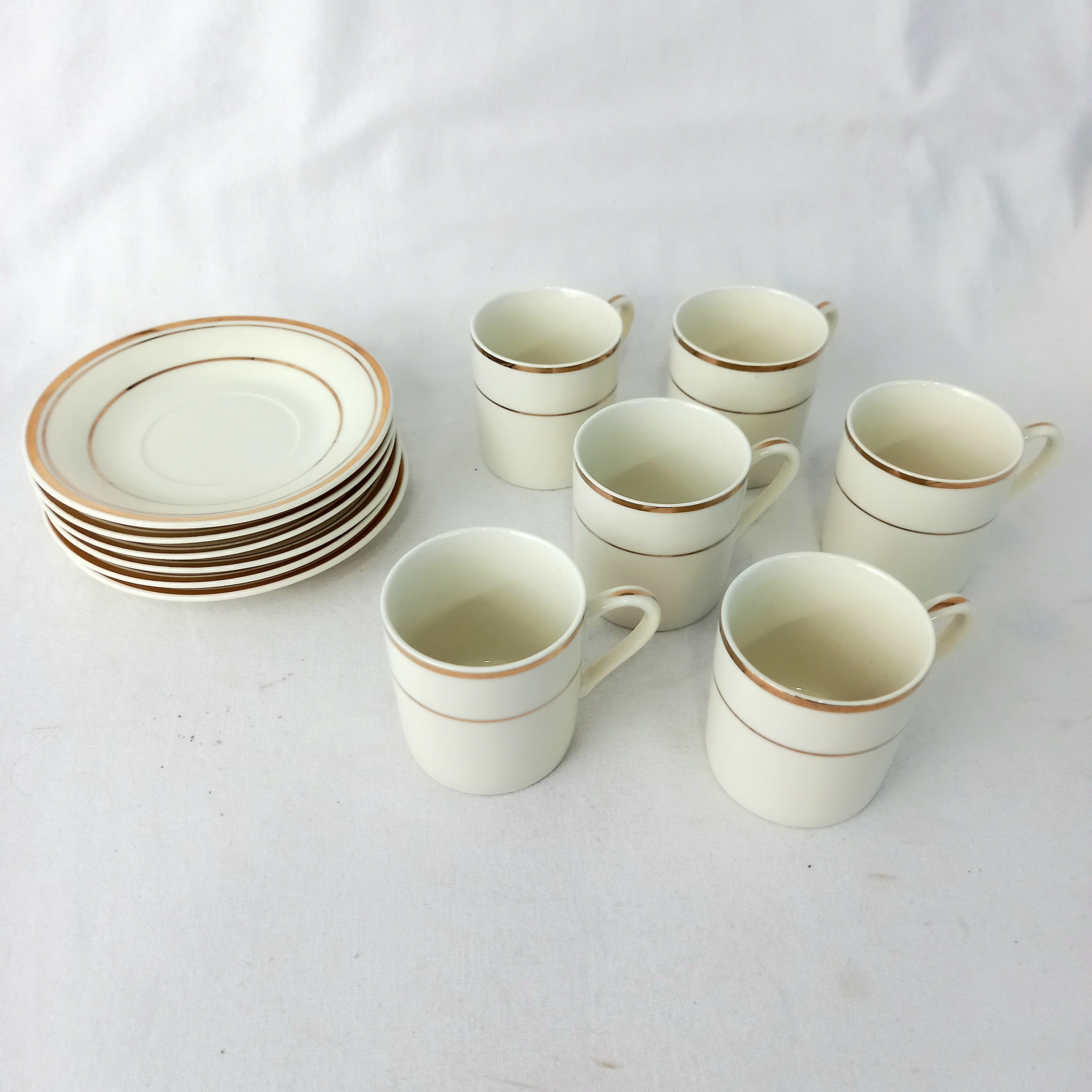 Voir photo 3 de Lot de six tasses et sous tasses en faïence Budlet Ivory Gold Lot de six tasses et sous tasses en faïence Budlet Ivory Gold Très bon état reconditionné photo 3