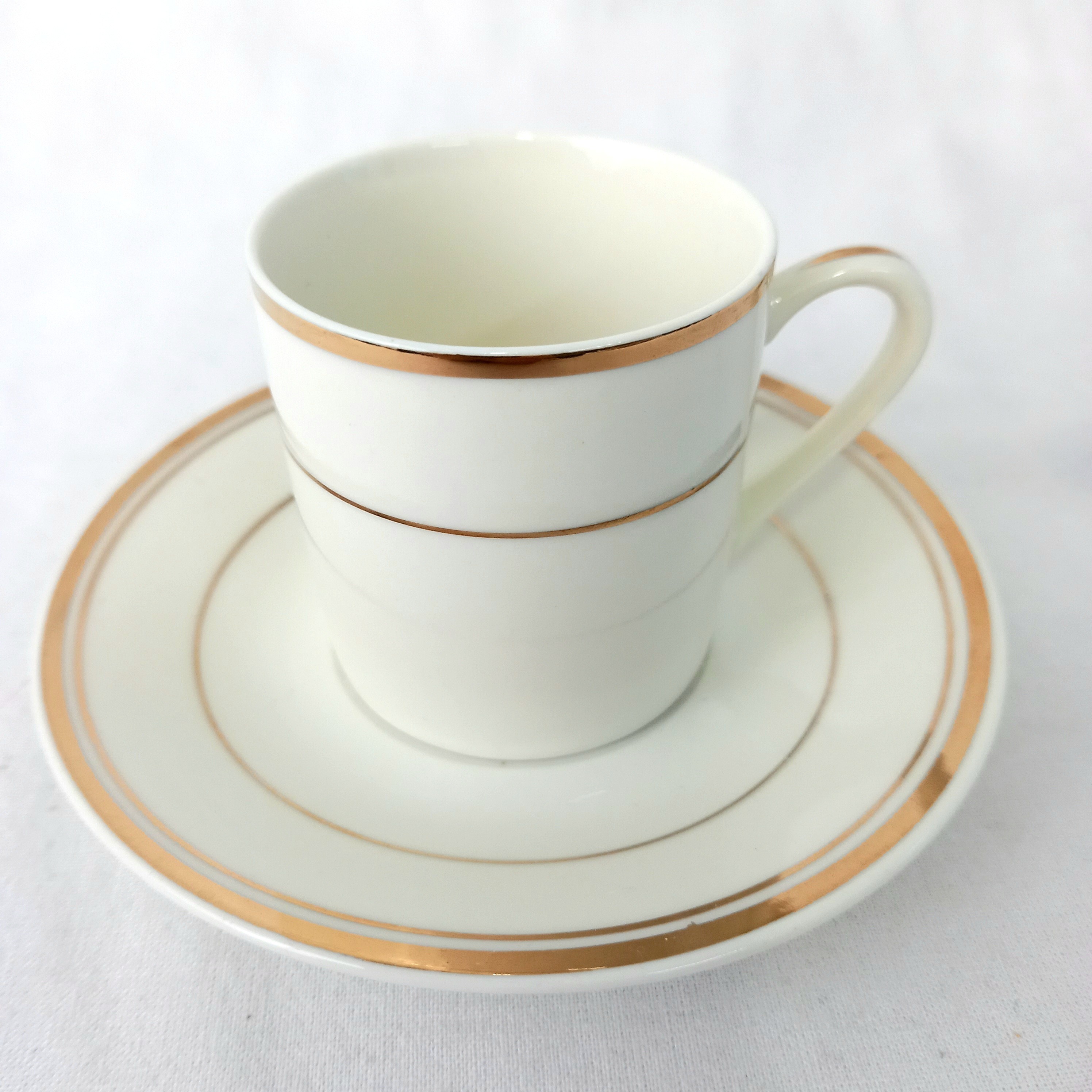 Voir photo 4 de Lot de six tasses et sous tasses en faïence Budlet Ivory Gold Lot de six tasses et sous tasses en faïence Budlet Ivory Gold Très bon état reconditionné photo 4