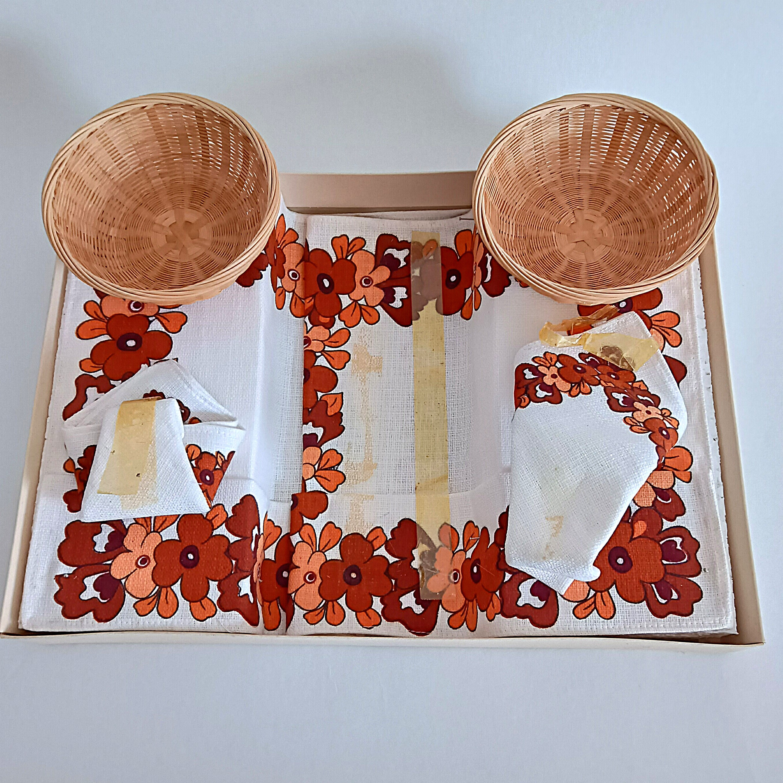 Voir photo 6 de Lot de table avec 2 sets, 2 serviettes et 2 paniers en osier Lot de table avec 2 sets, 2 serviettes et 2 paniers en osier Très bon état reconditionné photo 6