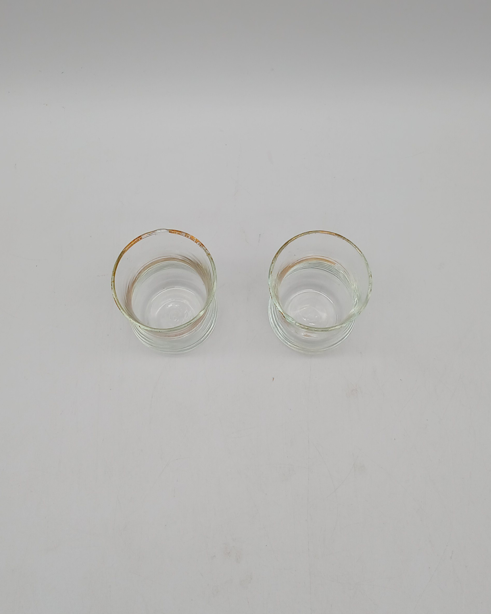 Voir photo 13 de Lot de table doré : porte bouteille / panier en métal et cinq verres dont deux avec coupelles turque Lot de table doré : porte bouteille / panier en métal et cinq verres dont deux avec coupelles turque Très bon état reconditionné photo 13