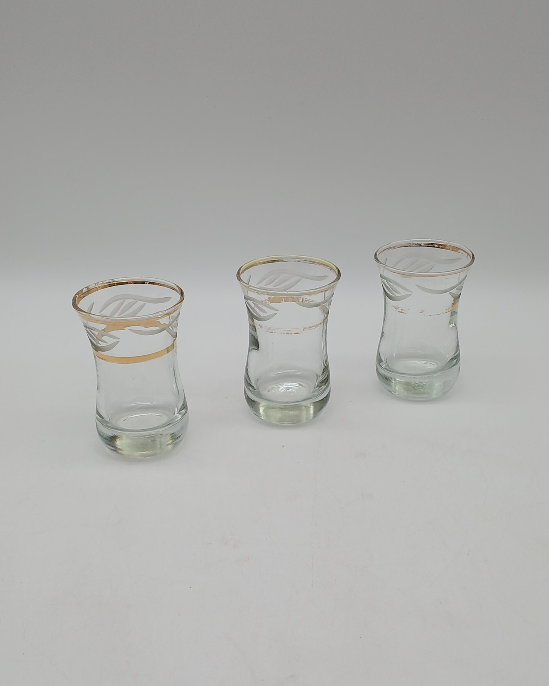 Voir photo 18 de Lot de table doré : porte bouteille / panier en métal et cinq verres dont deux avec coupelles turque Lot de table doré : porte bouteille / panier en métal et cinq verres dont deux avec coupelles turque Très bon état reconditionné photo 18