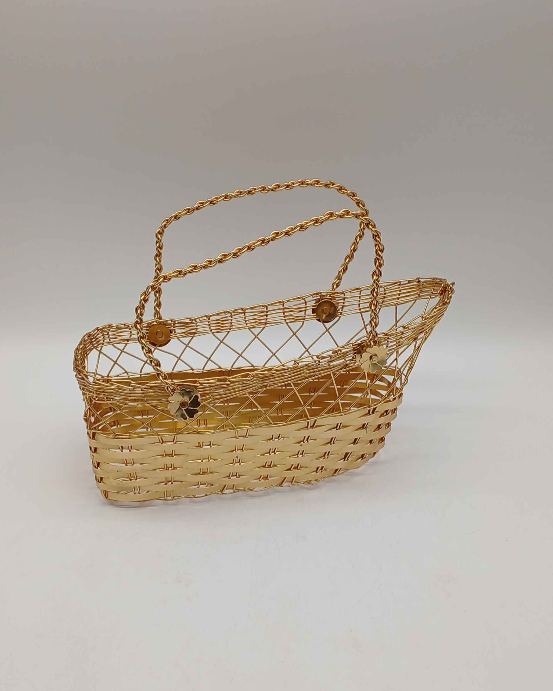 Voir photo 5 de Lot de table doré : porte bouteille / panier en métal et cinq verres dont deux avec coupelles turque Lot de table doré : porte bouteille / panier en métal et cinq verres dont deux avec coupelles turque Très bon état reconditionné photo 5