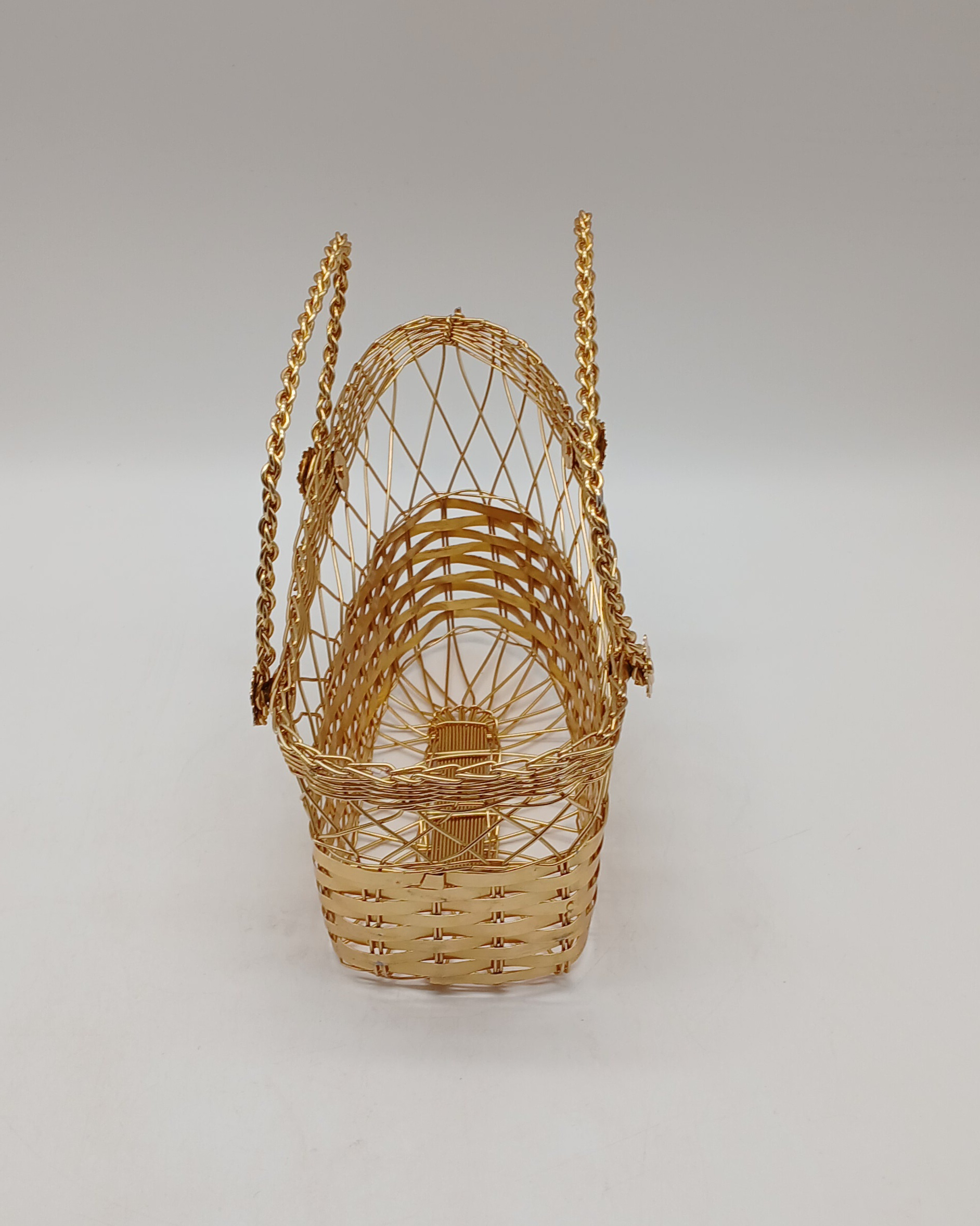 Voir photo 6 de Lot de table doré : porte bouteille / panier en métal et cinq verres dont deux avec coupelles turque Lot de table doré : porte bouteille / panier en métal et cinq verres dont deux avec coupelles turque Très bon état reconditionné photo 6