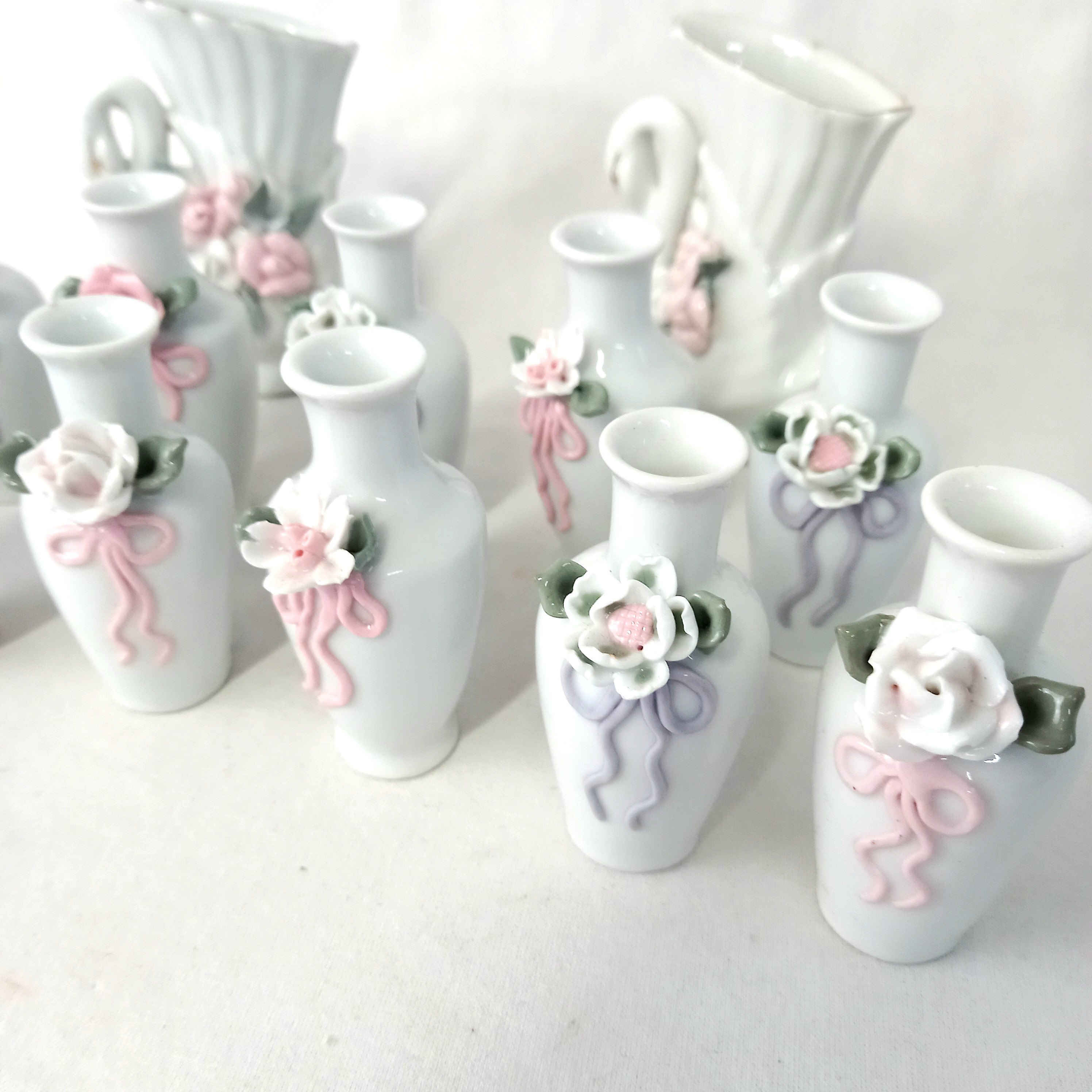 Voir photo 2 de Lot de treize petits vases décoratifs de table en porcelaine style biscuit Lot de treize petits vases décoratifs de table en porcelaine style biscuit Très bon état reconditionné photo 2