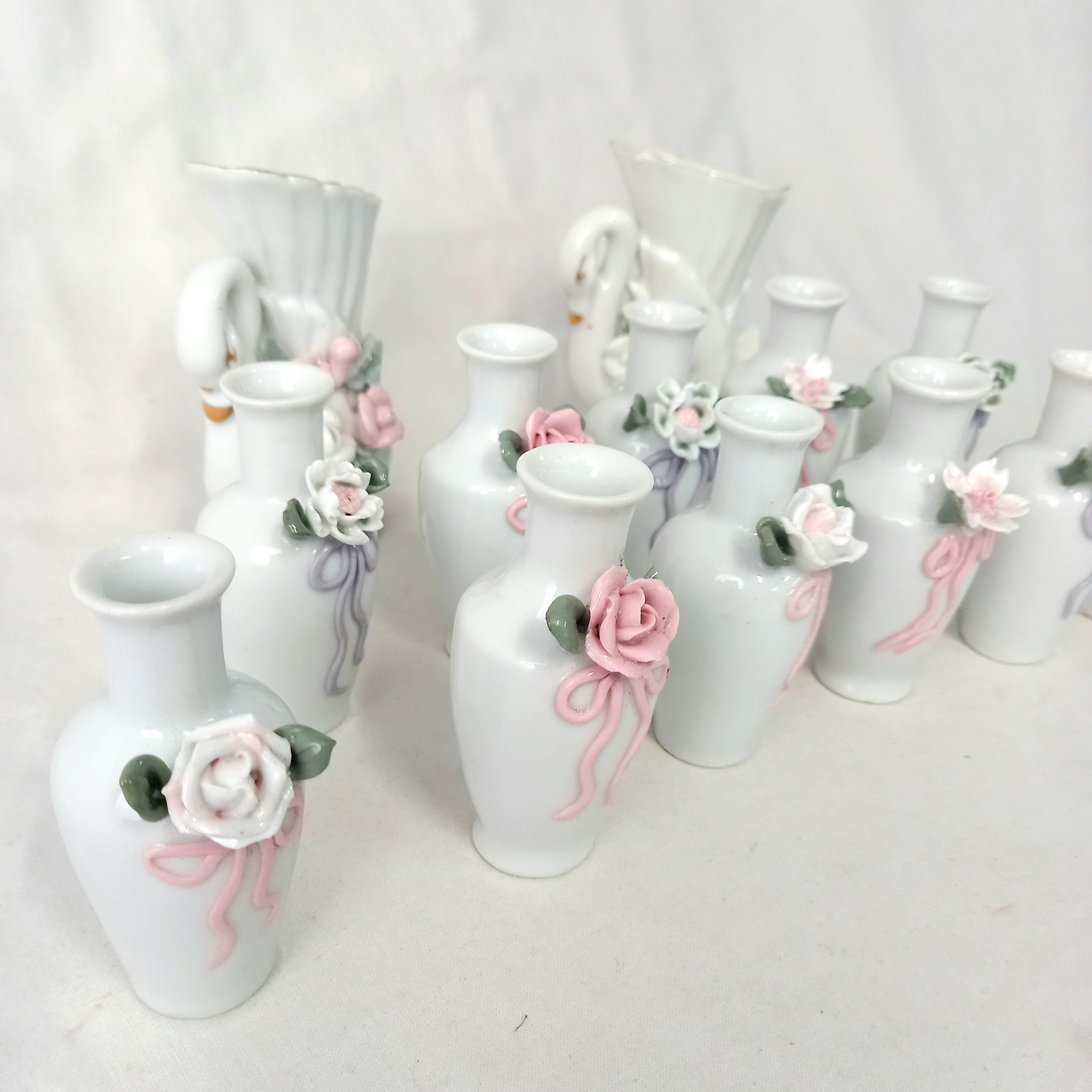 Voir photo 3 de Lot de treize petits vases décoratifs de table en porcelaine style biscuit Lot de treize petits vases décoratifs de table en porcelaine style biscuit Très bon état reconditionné photo 3