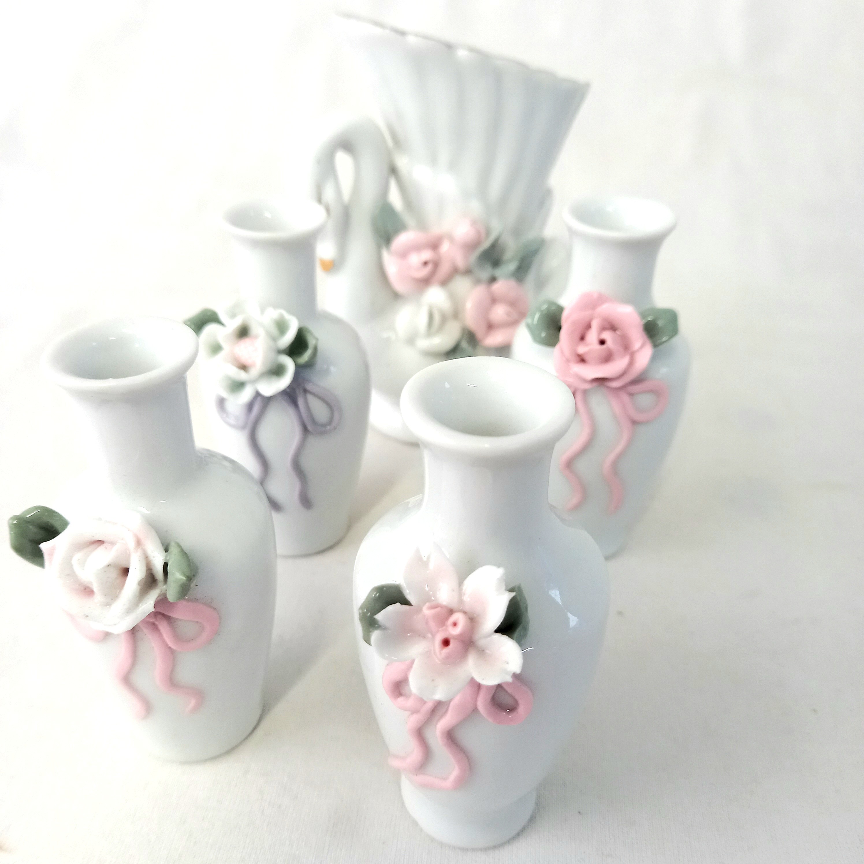 Voir photo 4 de Lot de treize petits vases décoratifs de table en porcelaine style biscuit Lot de treize petits vases décoratifs de table en porcelaine style biscuit Très bon état reconditionné photo 4