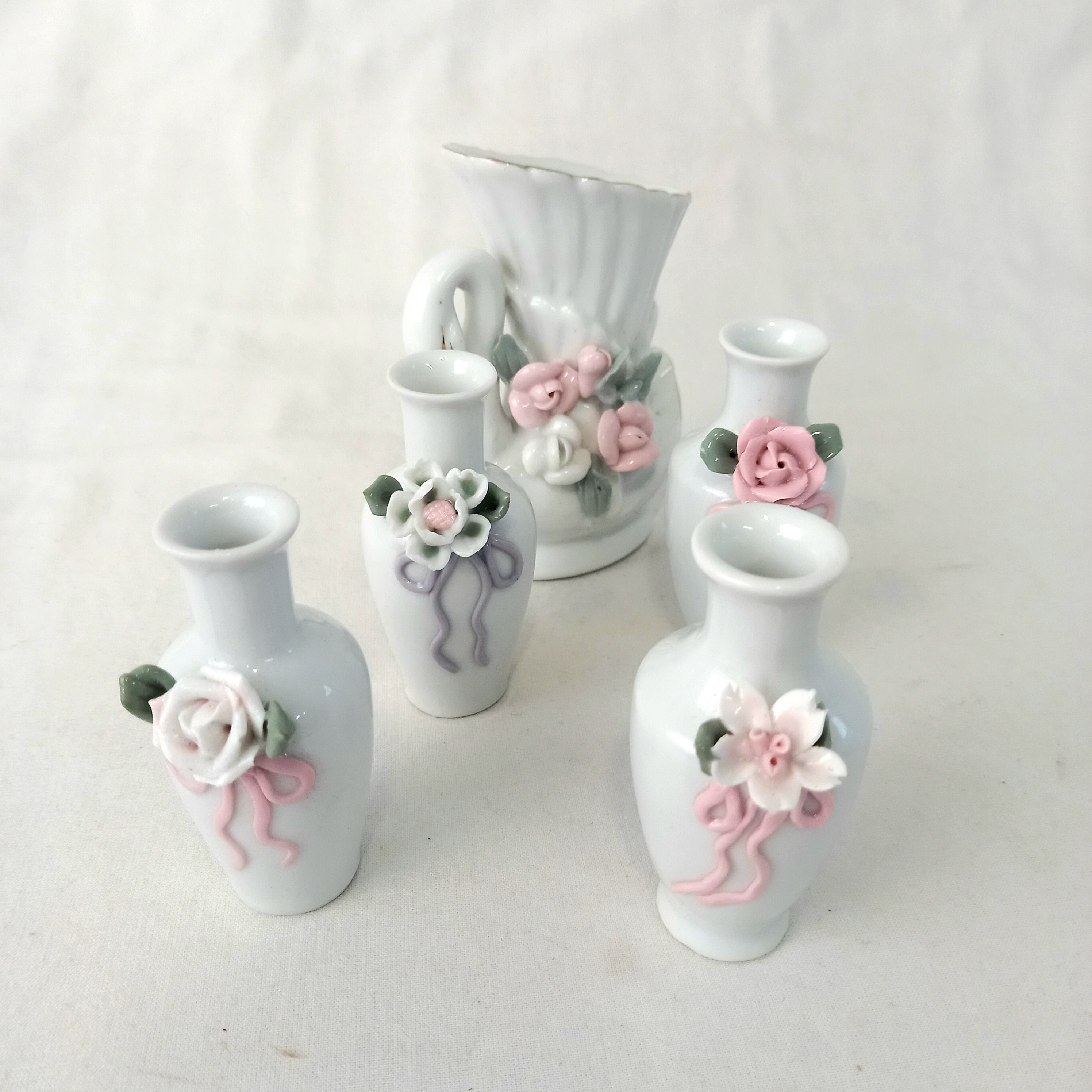 Voir photo 5 de Lot de treize petits vases décoratifs de table en porcelaine style biscuit Lot de treize petits vases décoratifs de table en porcelaine style biscuit Très bon état reconditionné photo 5