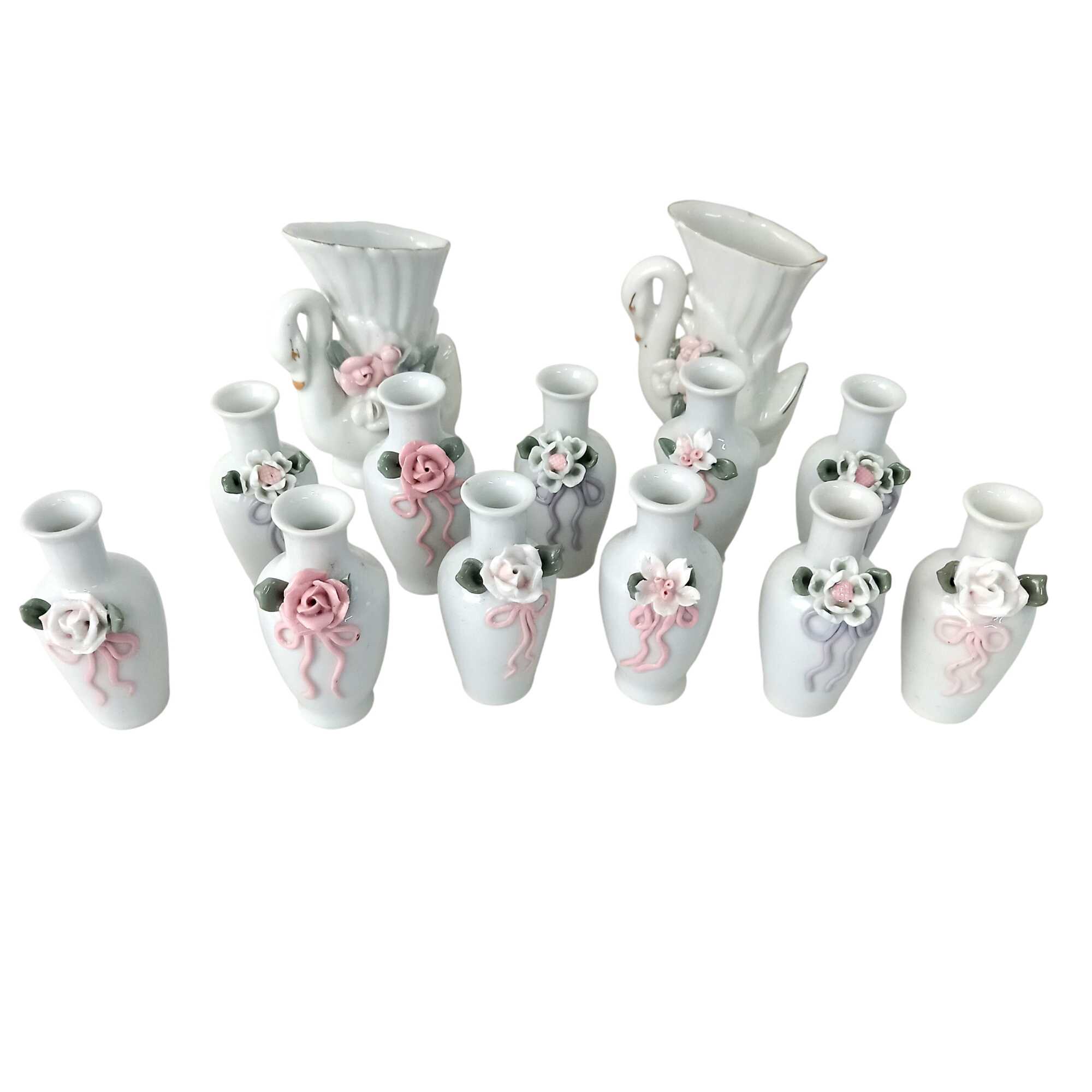 Lot de treize petits vases décoratifs de table en porcelaine style biscuit Très bon état - 27,00 € Lot de treize petits vases décoratifs de table en porcelaine style biscuit Très bon état reconditionné disponible sur Label Emmaüs