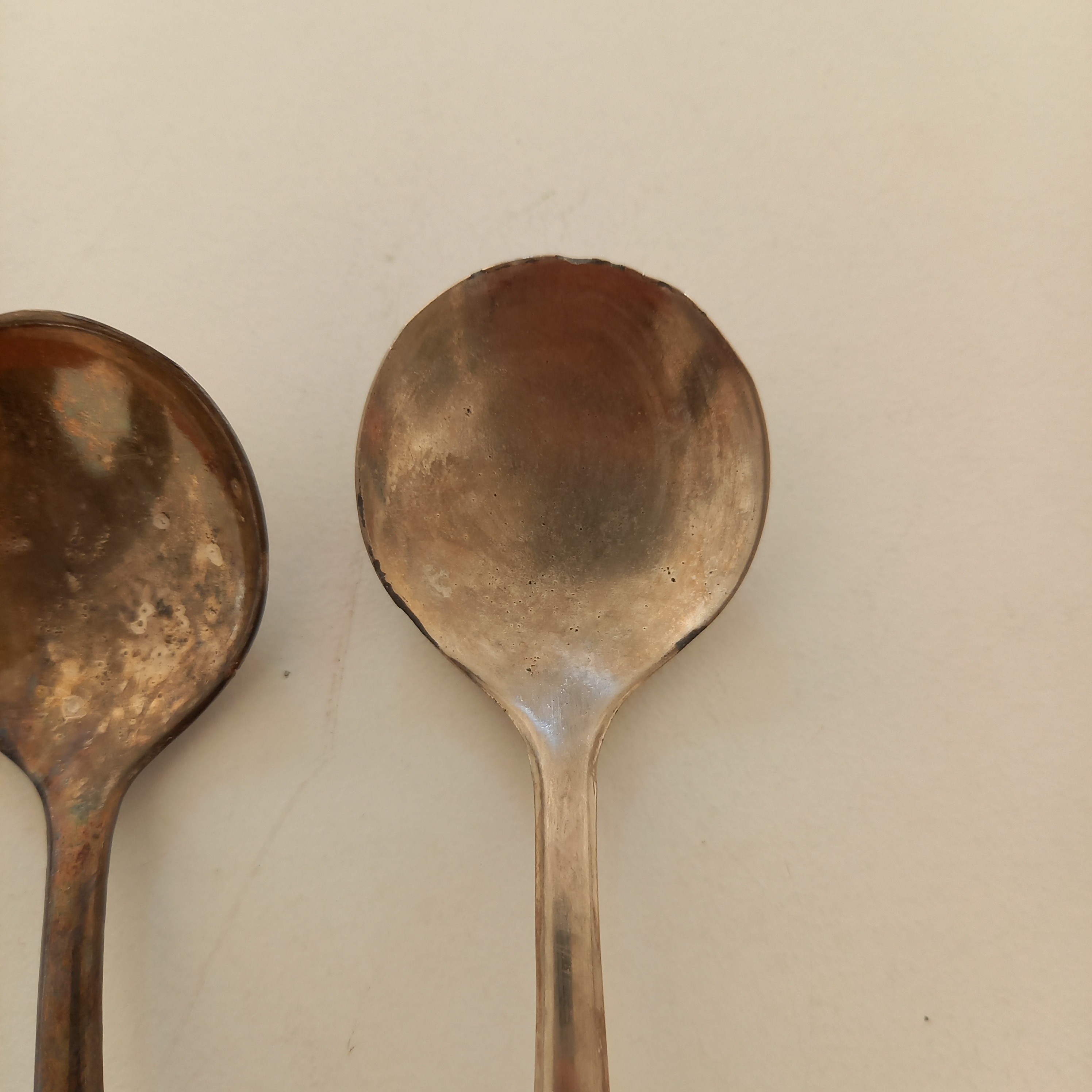 Voir photo 4 de Lot de trois cuillères Italy silver plated en argent métal Lot de trois cuillères Italy silver plated en argent métal Bon état reconditionné photo 4