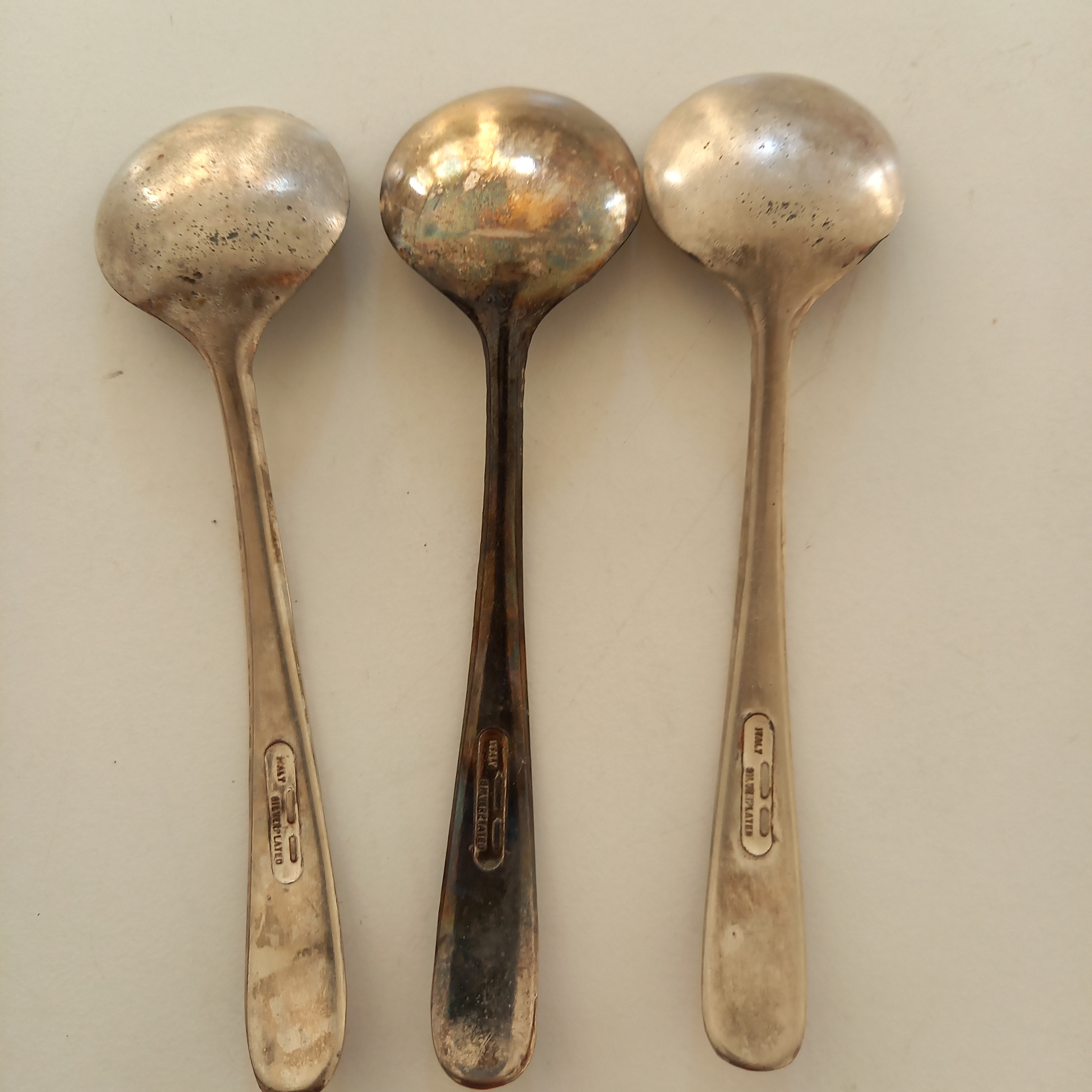 Voir photo 5 de Lot de trois cuillères Italy silver plated en argent métal Lot de trois cuillères Italy silver plated en argent métal Bon état reconditionné photo 5