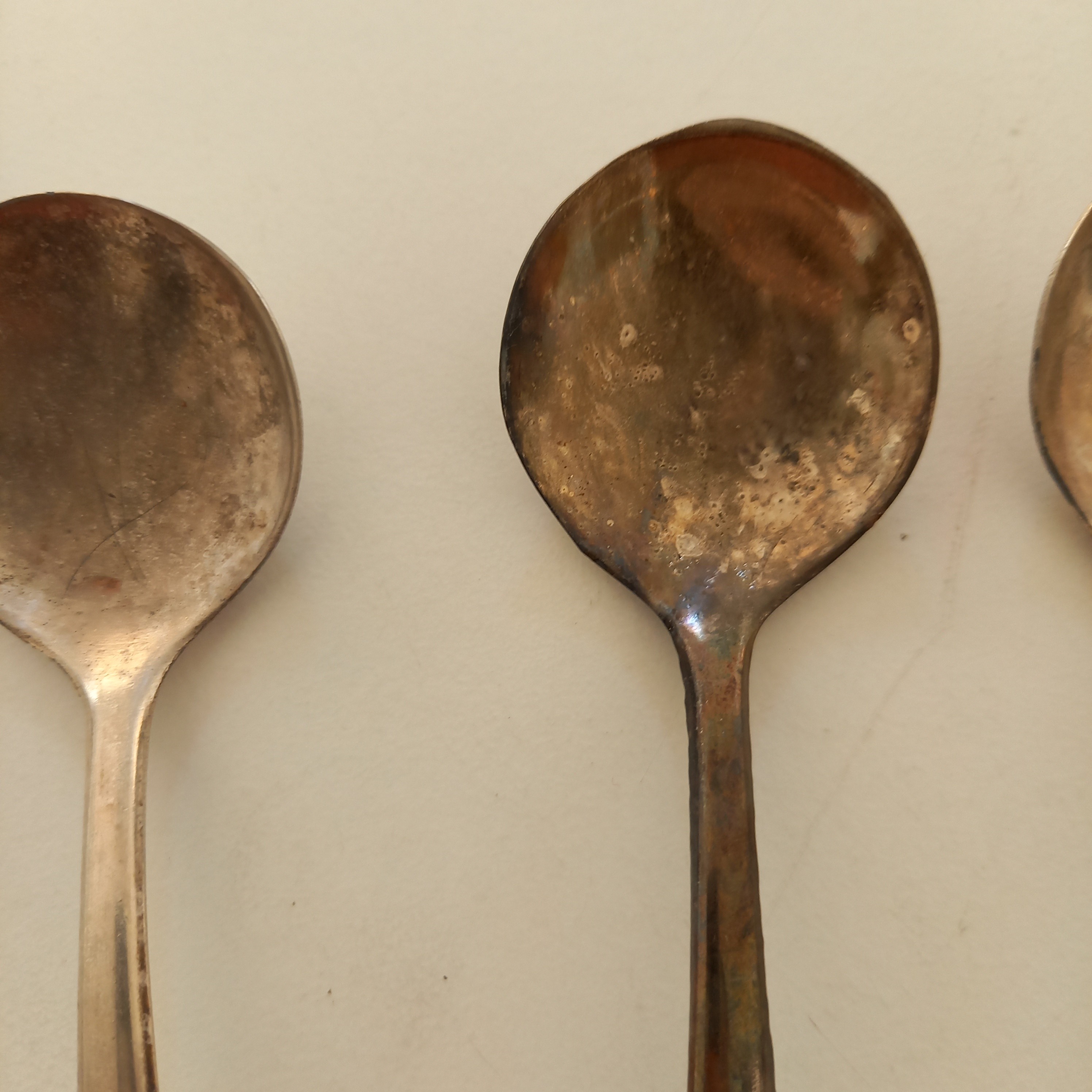 Voir photo 6 de Lot de trois cuillères Italy silver plated en argent métal Lot de trois cuillères Italy silver plated en argent métal Bon état reconditionné photo 6