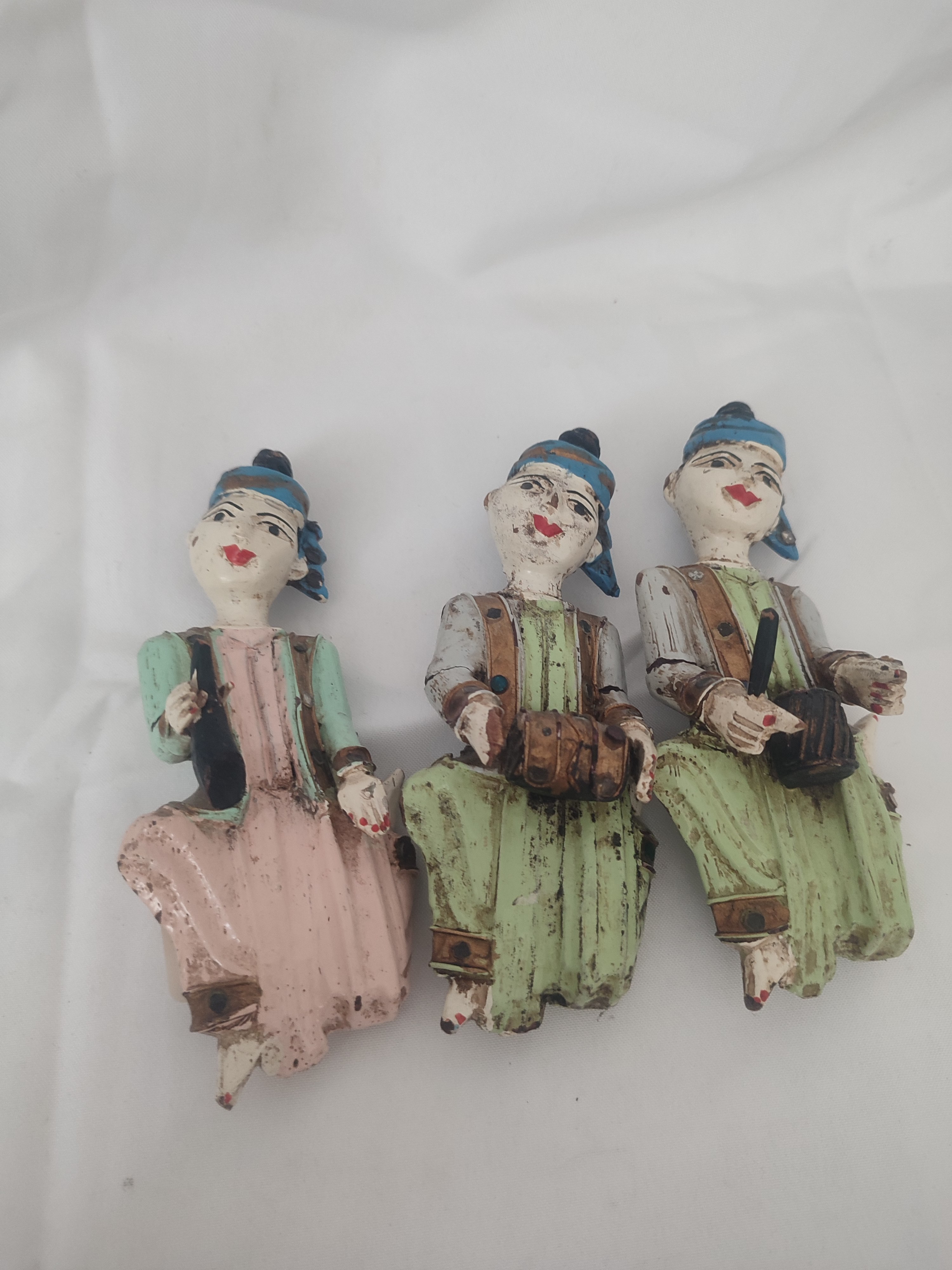 Lot De Trois figurines En Bois Anciennes en Bon état Très bon état - 40,00 € Lot De Trois figurines En Bois Anciennes en Bon état Très bon état reconditionné disponible sur Label Emmaüs