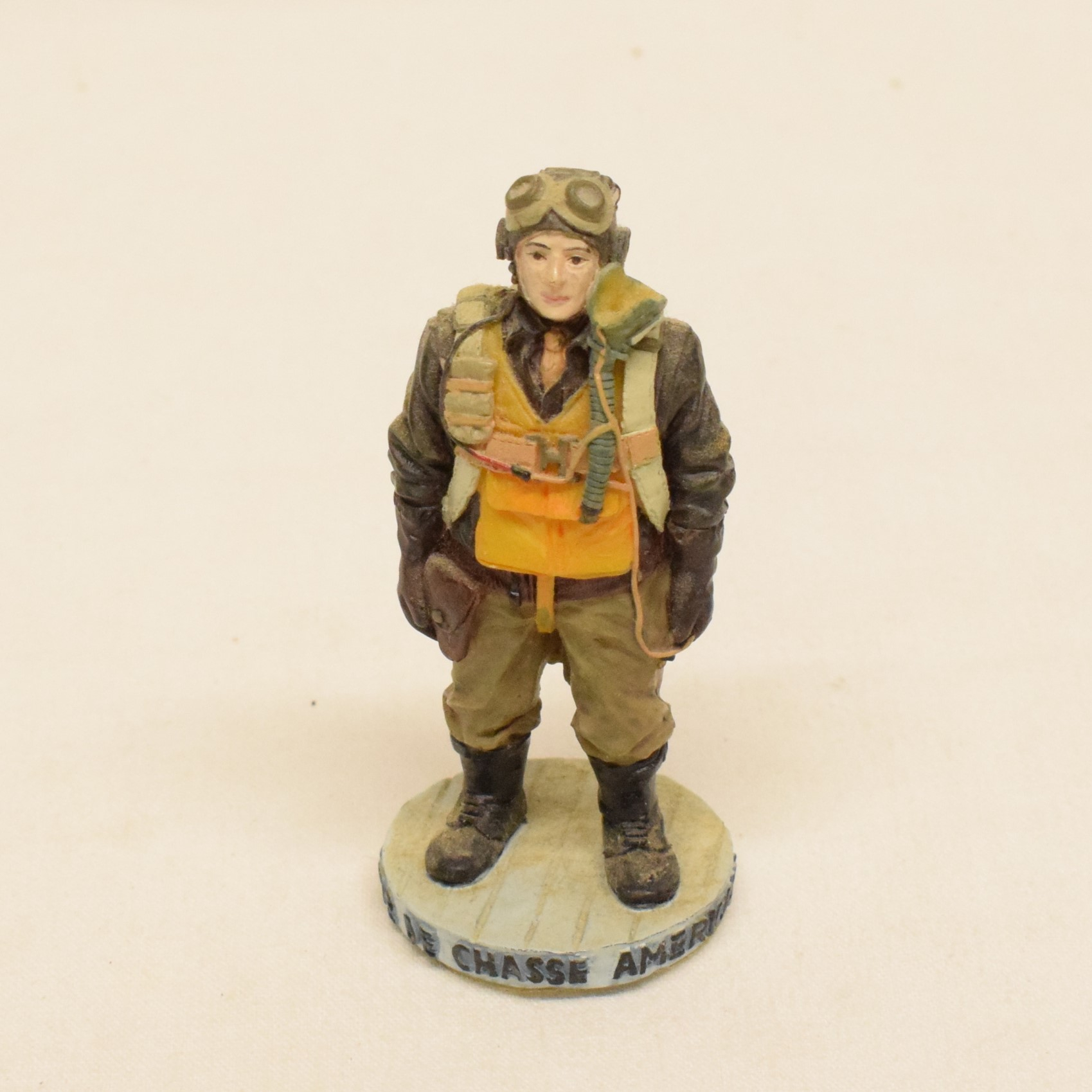 Voir photo 4 de Lot de trois figurines en résine de 8,5 cm aviateurs Anglais et Américains Lot de trois figurines en résine de 8,5 cm aviateurs Anglais et Américains Bon état reconditionné photo 4