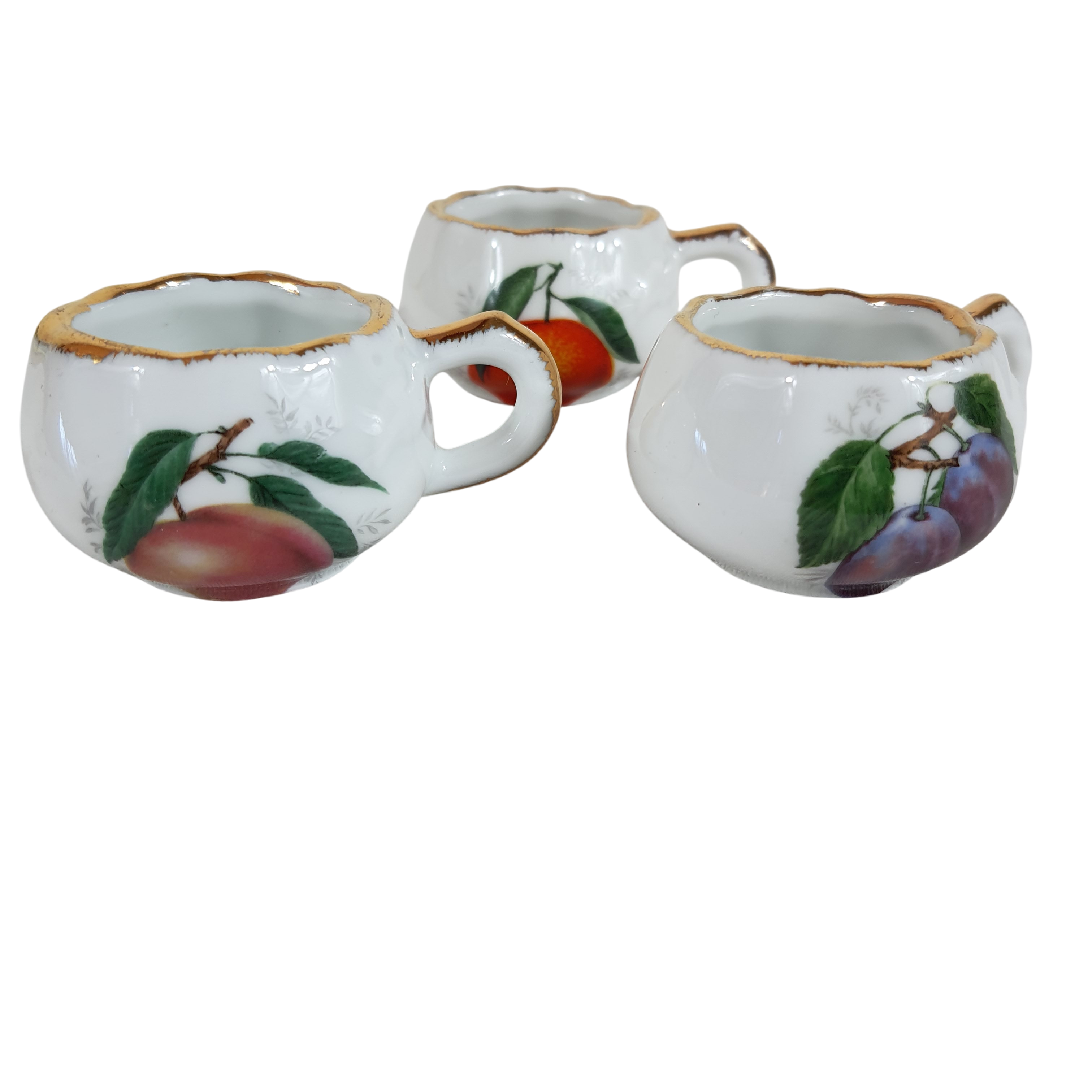 Acheter Lot de trois mini tasses - décor fruit - porcelaine de la ville du Bois Bon état - 10,00 € Lot de trois mini tasses - décor fruit - porcelaine de la ville du Bois Bon état reconditionné disponible sur Label Emmaüs