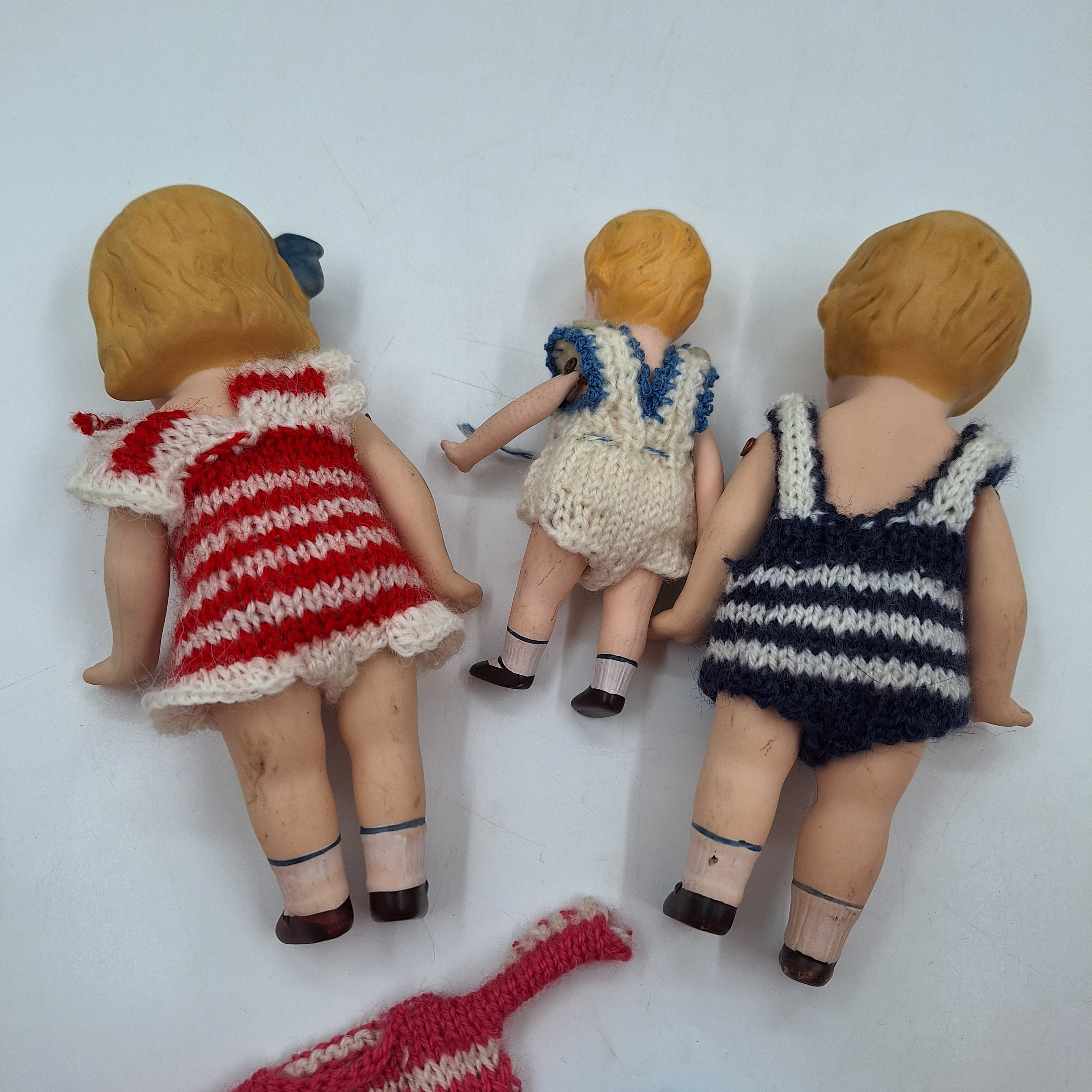 Voir photo 2 de Lot de trois petites poupées articulées vintage. Porcelaine biscuit. Cheveux blonds et petite chaussures peintes. Vêtements tricotés à la main. Lot de trois petites poupées articulées vintage. Porcelaine biscuit. Cheveux blonds et petite chaussures peintes. Vêtements tricotés à la main. Bon état reconditionné photo 2