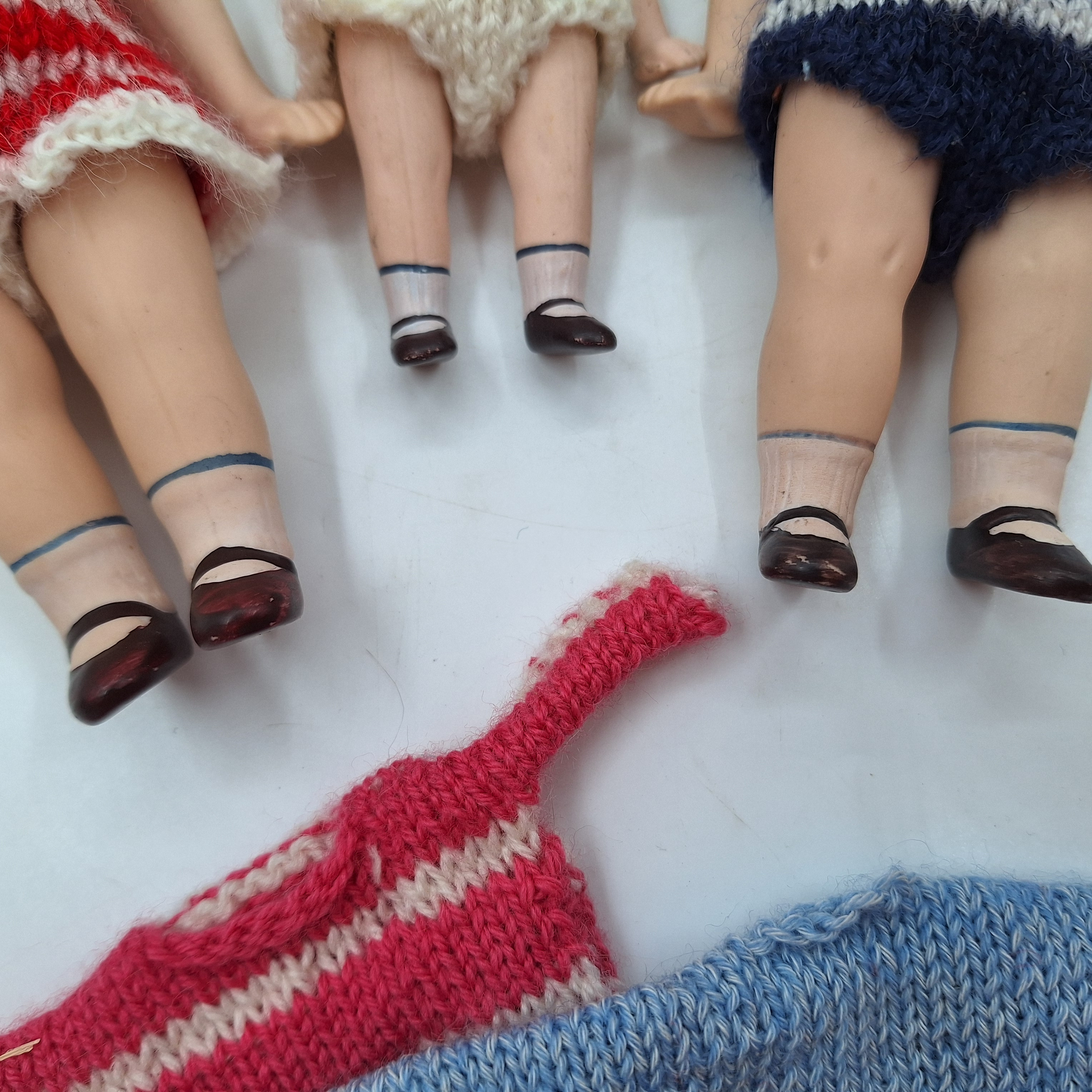 Voir photo 3 de Lot de trois petites poupées articulées vintage. Porcelaine biscuit. Cheveux blonds et petite chaussures peintes. Vêtements tricotés à la main. Lot de trois petites poupées articulées vintage. Porcelaine biscuit. Cheveux blonds et petite chaussures peintes. Vêtements tricotés à la main. Bon état reconditionné photo 3