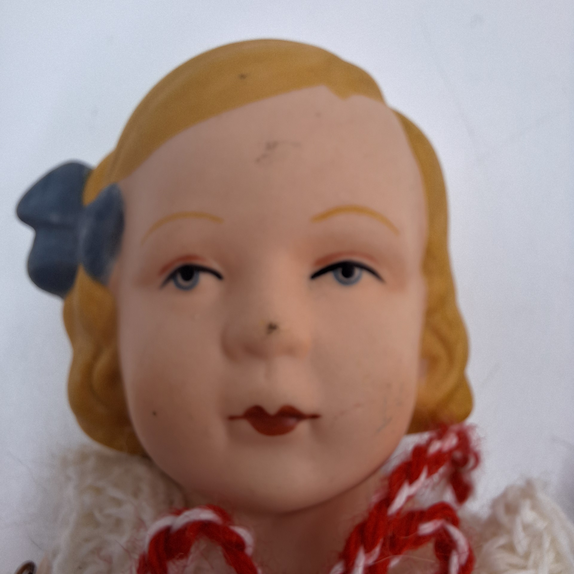 Voir photo 4 de Lot de trois petites poupées articulées vintage. Porcelaine biscuit. Cheveux blonds et petite chaussures peintes. Vêtements tricotés à la main. Lot de trois petites poupées articulées vintage. Porcelaine biscuit. Cheveux blonds et petite chaussures peintes. Vêtements tricotés à la main. Bon état reconditionné photo 4