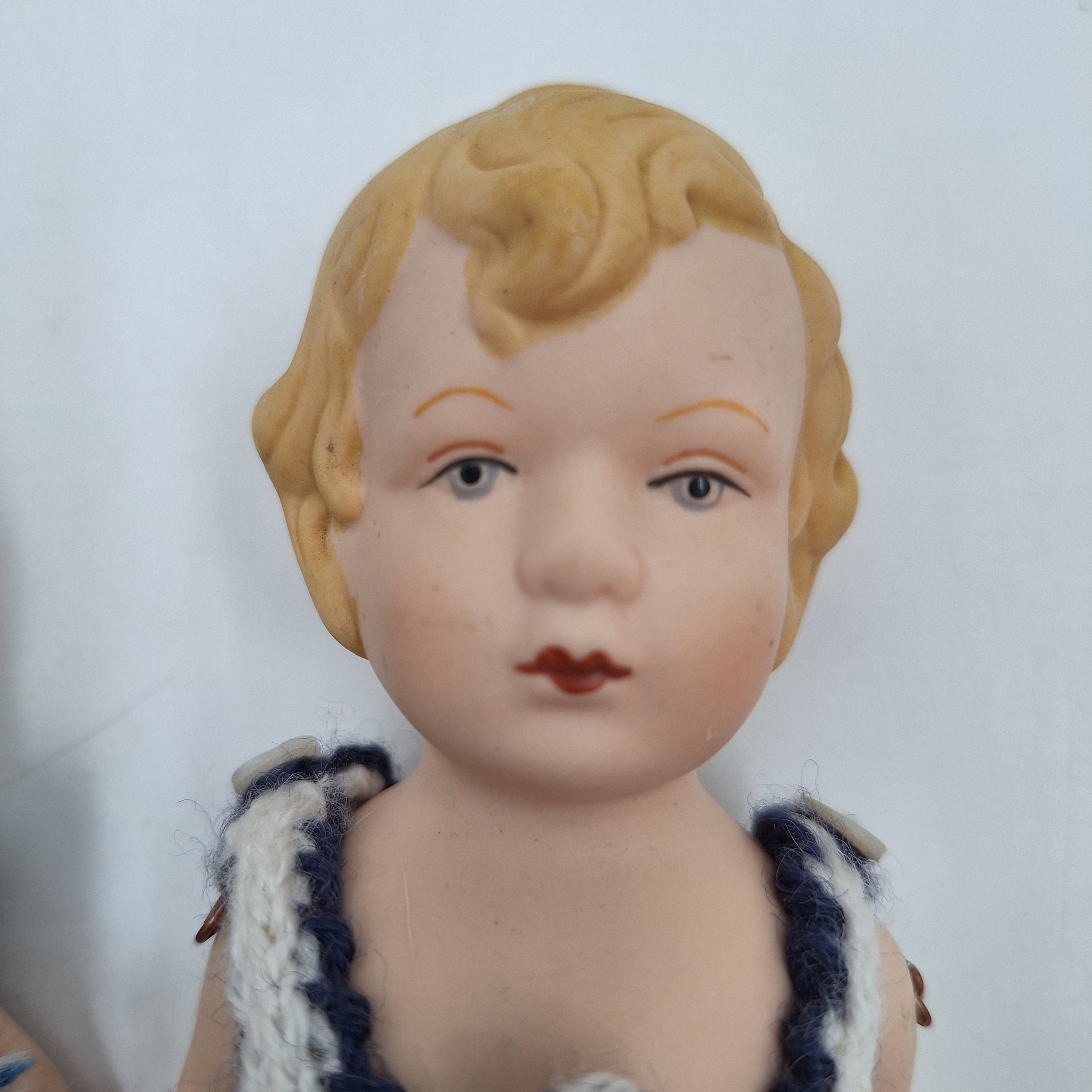 Voir photo 6 de Lot de trois petites poupées articulées vintage. Porcelaine biscuit. Cheveux blonds et petite chaussures peintes. Vêtements tricotés à la main. Lot de trois petites poupées articulées vintage. Porcelaine biscuit. Cheveux blonds et petite chaussures peintes. Vêtements tricotés à la main. Bon état reconditionné photo 6