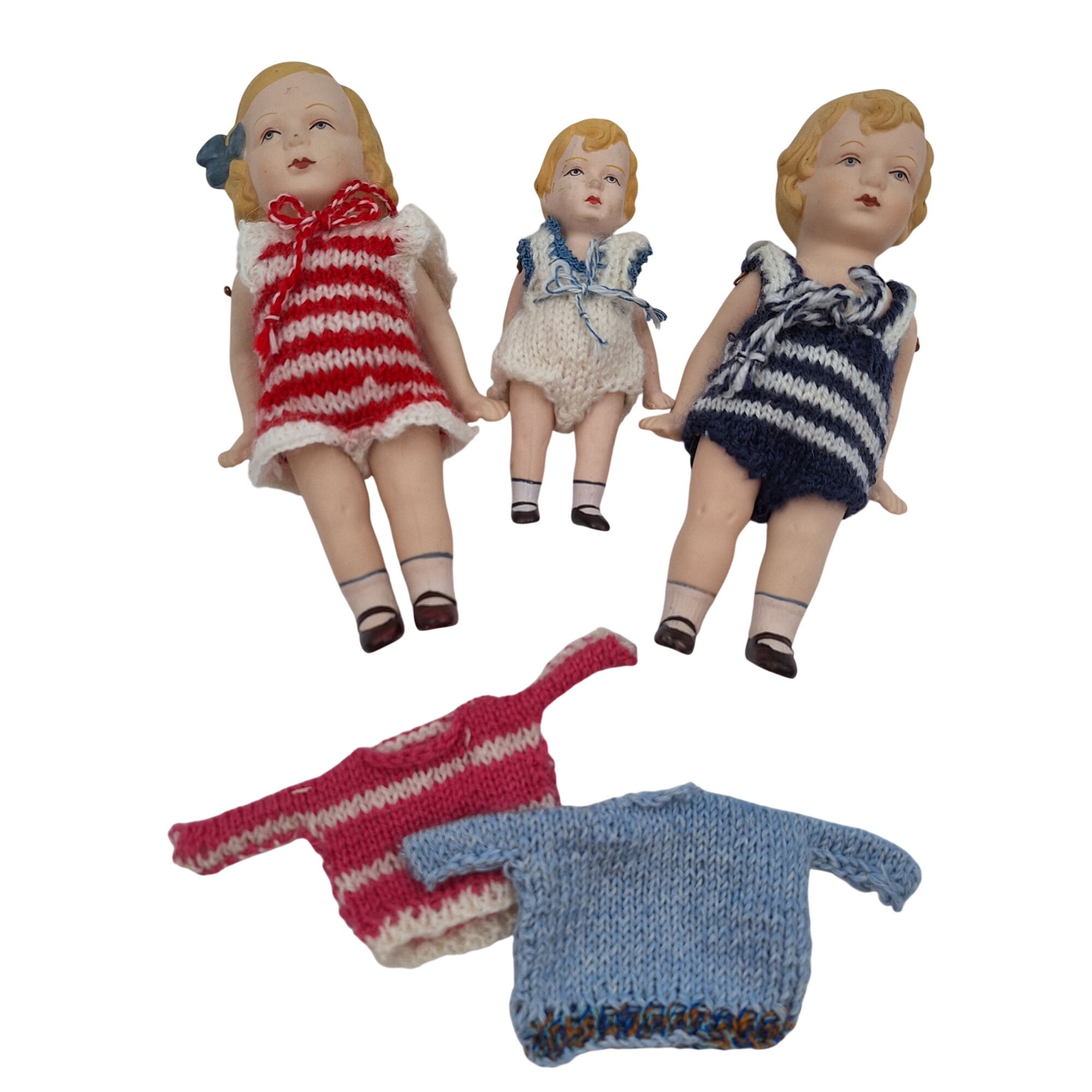 Acheter Lot de trois petites poupées articulées vintage. Porcelaine biscuit. Cheveux blonds et petite chaussures peintes. Vêtements tricotés à la main. Bon état - 45,00 € Lot de trois petites poupées articulées vintage. Porcelaine biscuit. Cheveux blonds et petite chaussures peintes. Vêtements tricotés à la main. Bon état reconditionné disponible sur Label Emmaüs