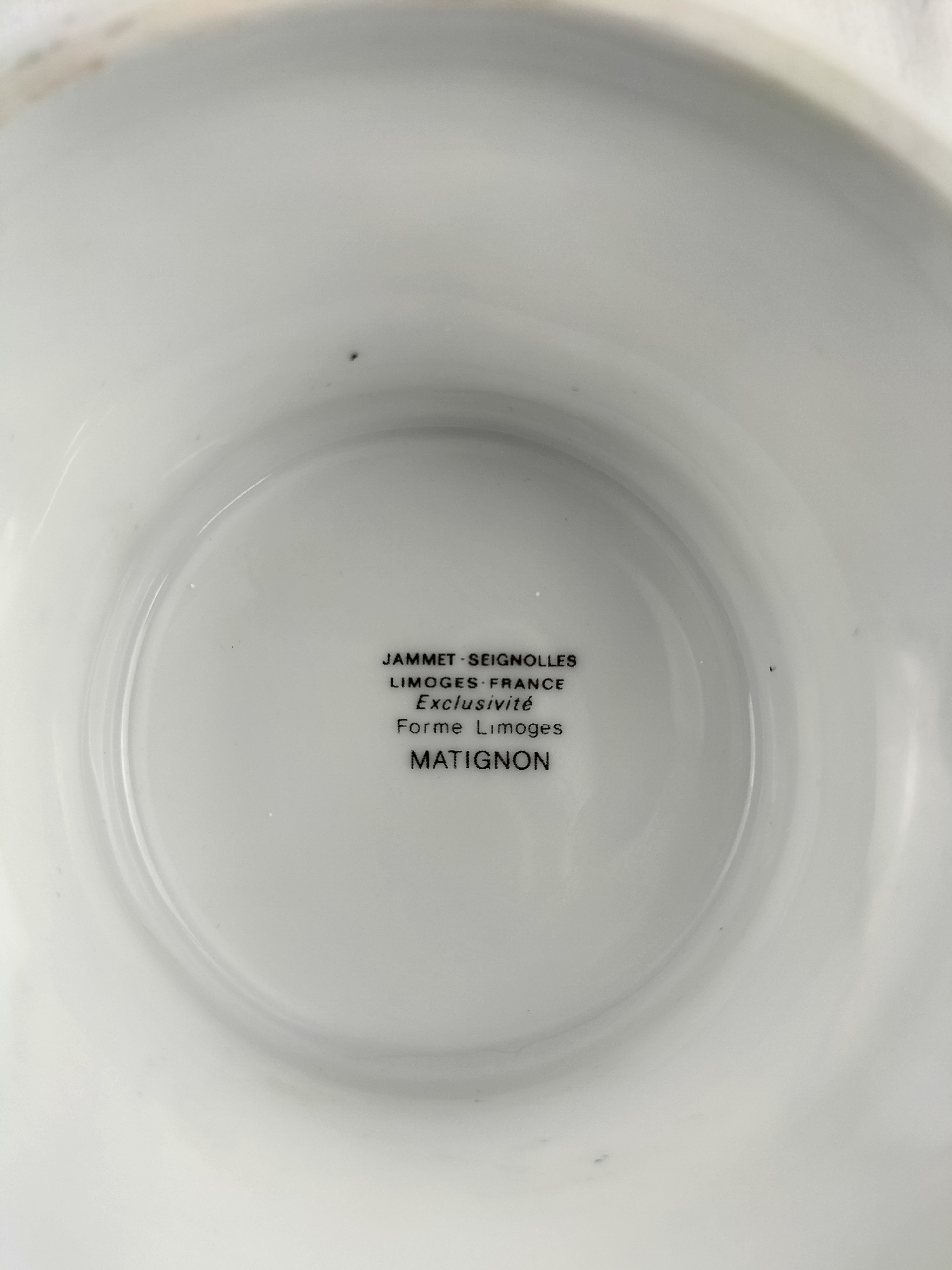 Voir photo 10 de Lot de trois pièces en porcelaine de Limoges : cafetière (ou théière), soupière et pot à lait modèle Matignon – élégance classique filet or Lot de trois pièces en porcelaine de Limoges : cafetière (ou théière), soupière et pot à lait modèle Matignon – élégance classique filet or Bon état reconditionné photo 10